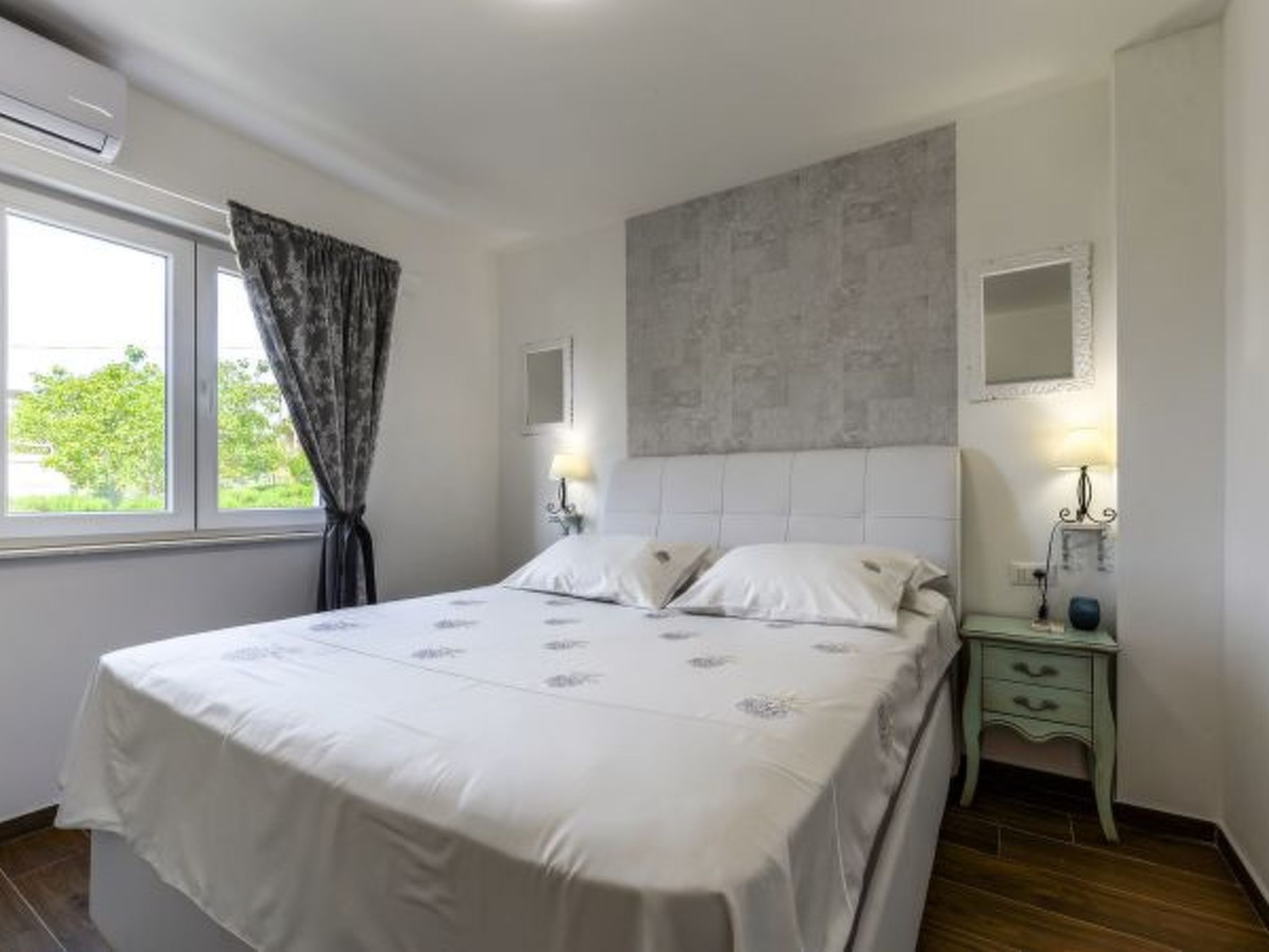 Villa Azzuro with jacuzzi and pool - Image-tags.info