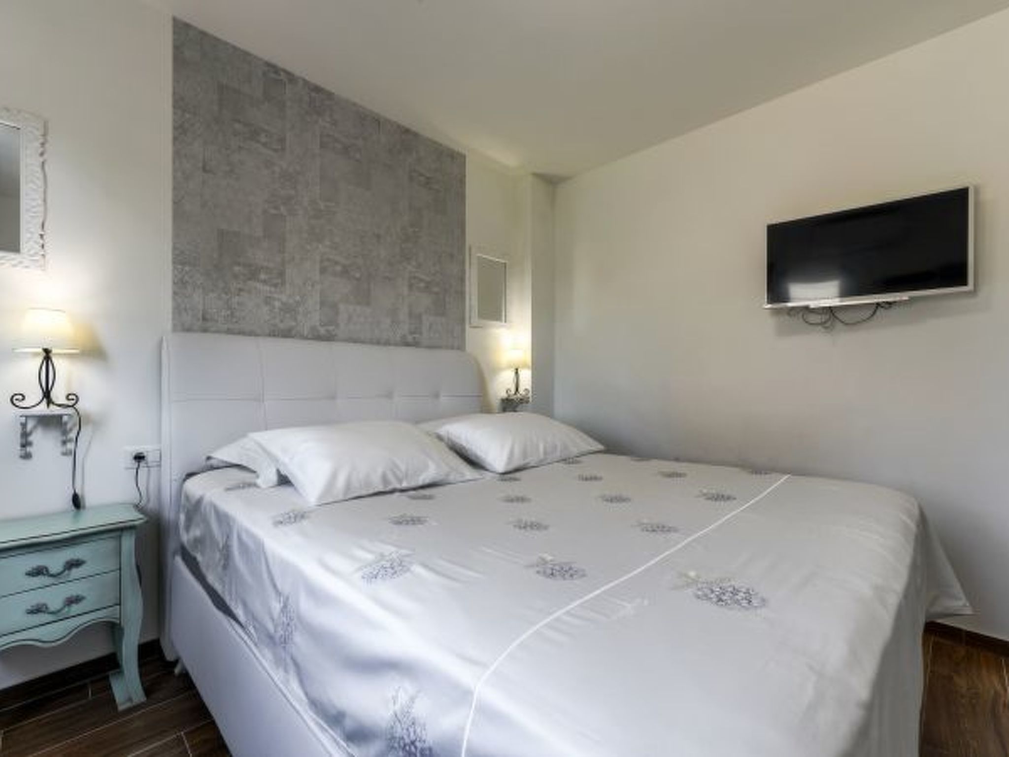 Villa Azzuro with jacuzzi and pool - Image-tags.info