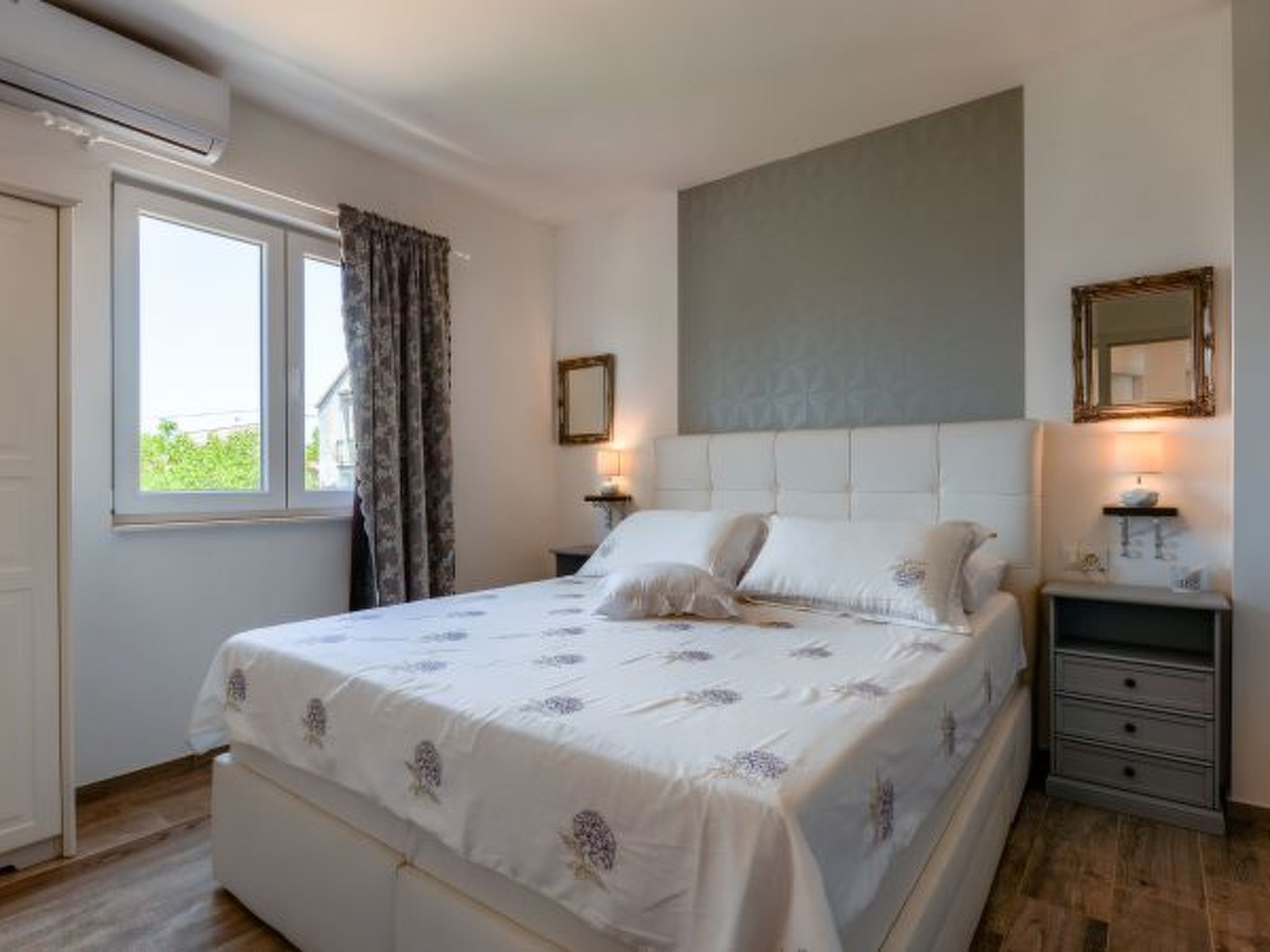 Villa Azzuro with jacuzzi and pool - Image-tags.info