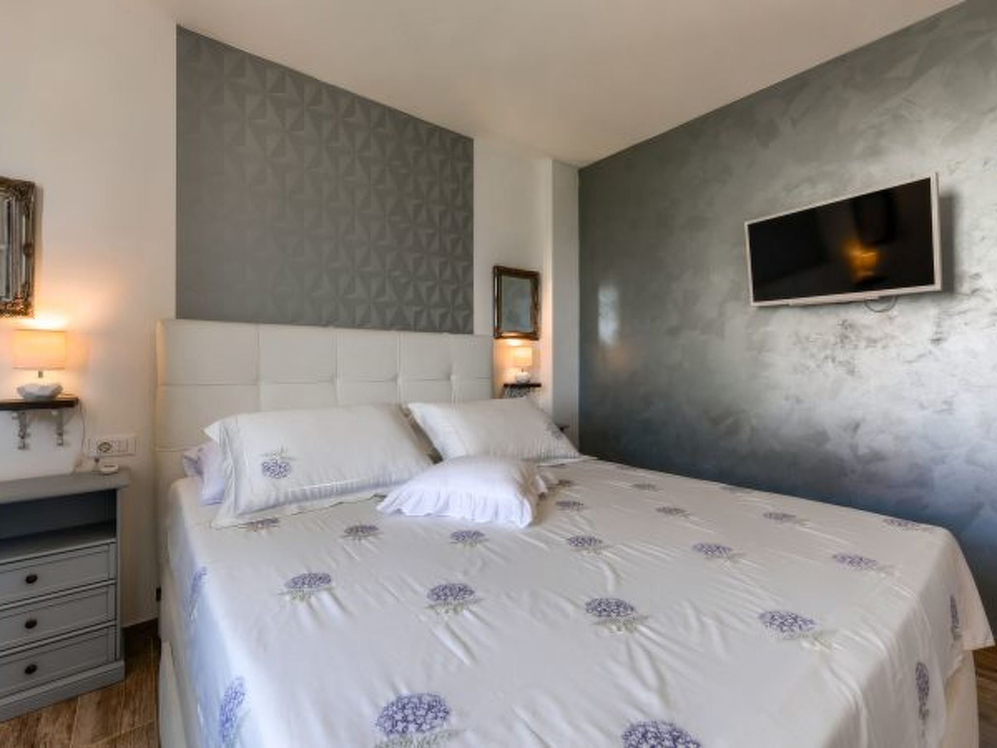 Villa Azzuro with jacuzzi and pool - Image-tags.info