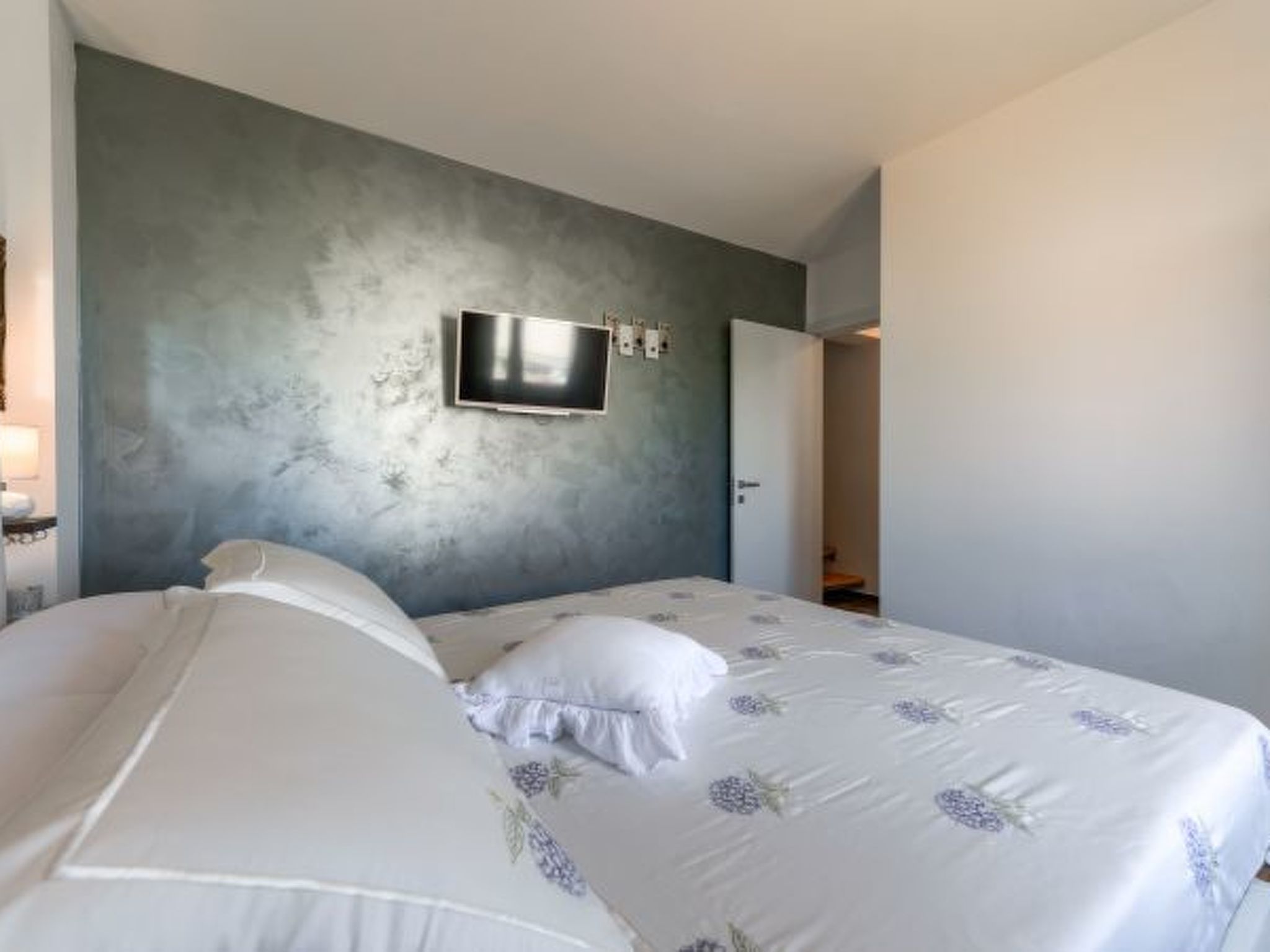 Villa Azzuro with jacuzzi and pool - Image-tags.info