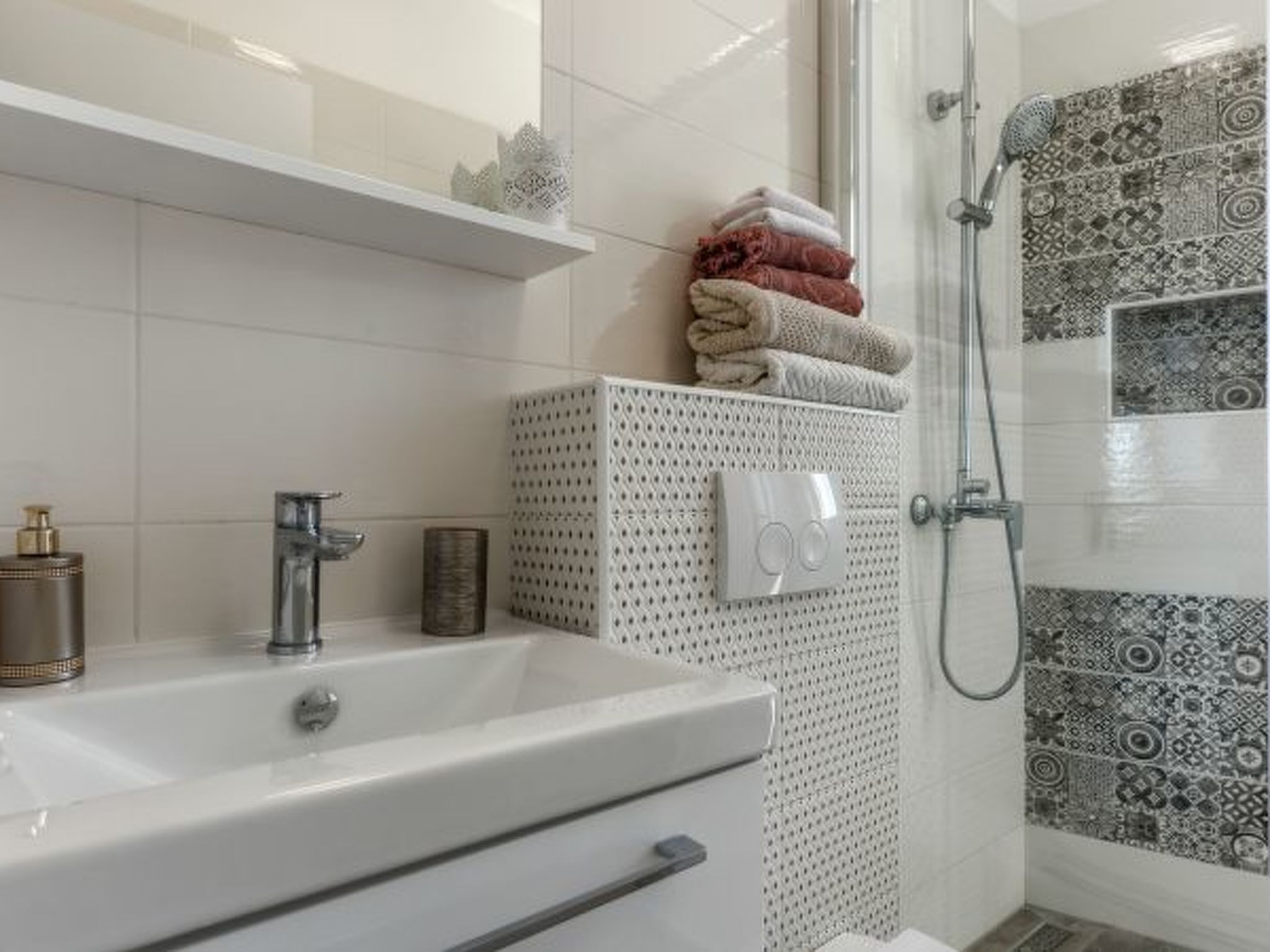 Villa Azzuro with jacuzzi and pool - Image-tags.info