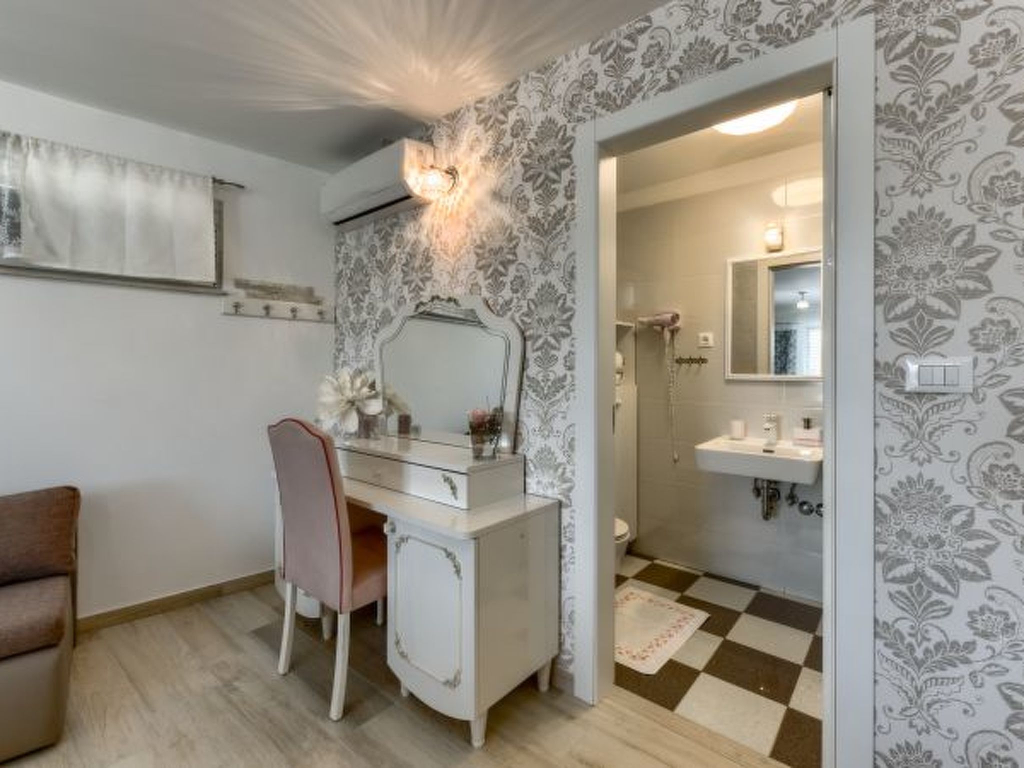 Villa Azzuro with jacuzzi and pool - Image-tags.info