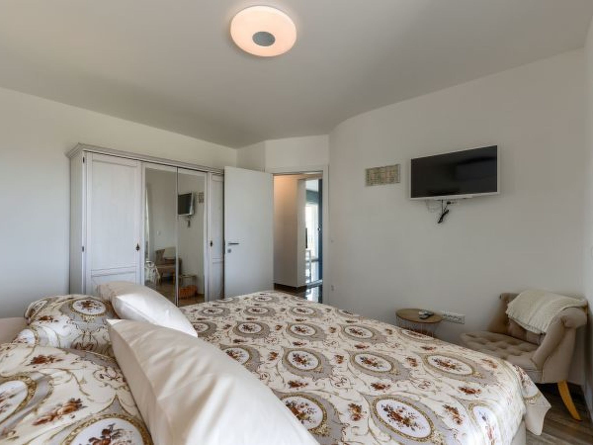 Villa Azzuro with jacuzzi and pool - Image-tags.info