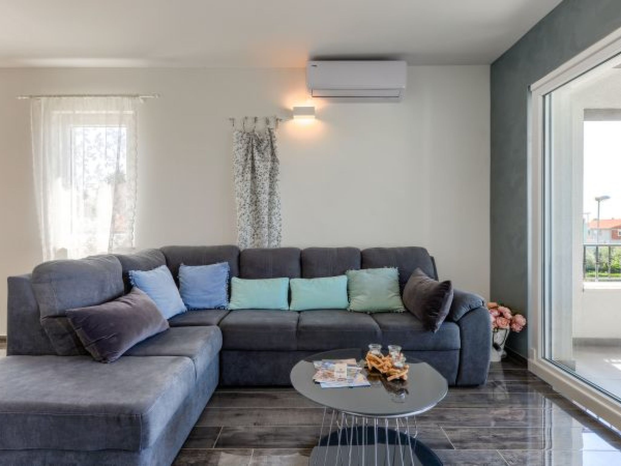 Villa Azzuro with jacuzzi and pool - Image-tags.info