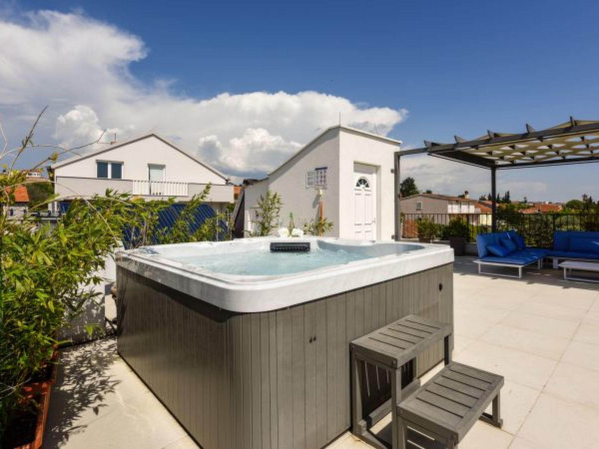 Villa Azzuro with jacuzzi and pool - Image-tags.info