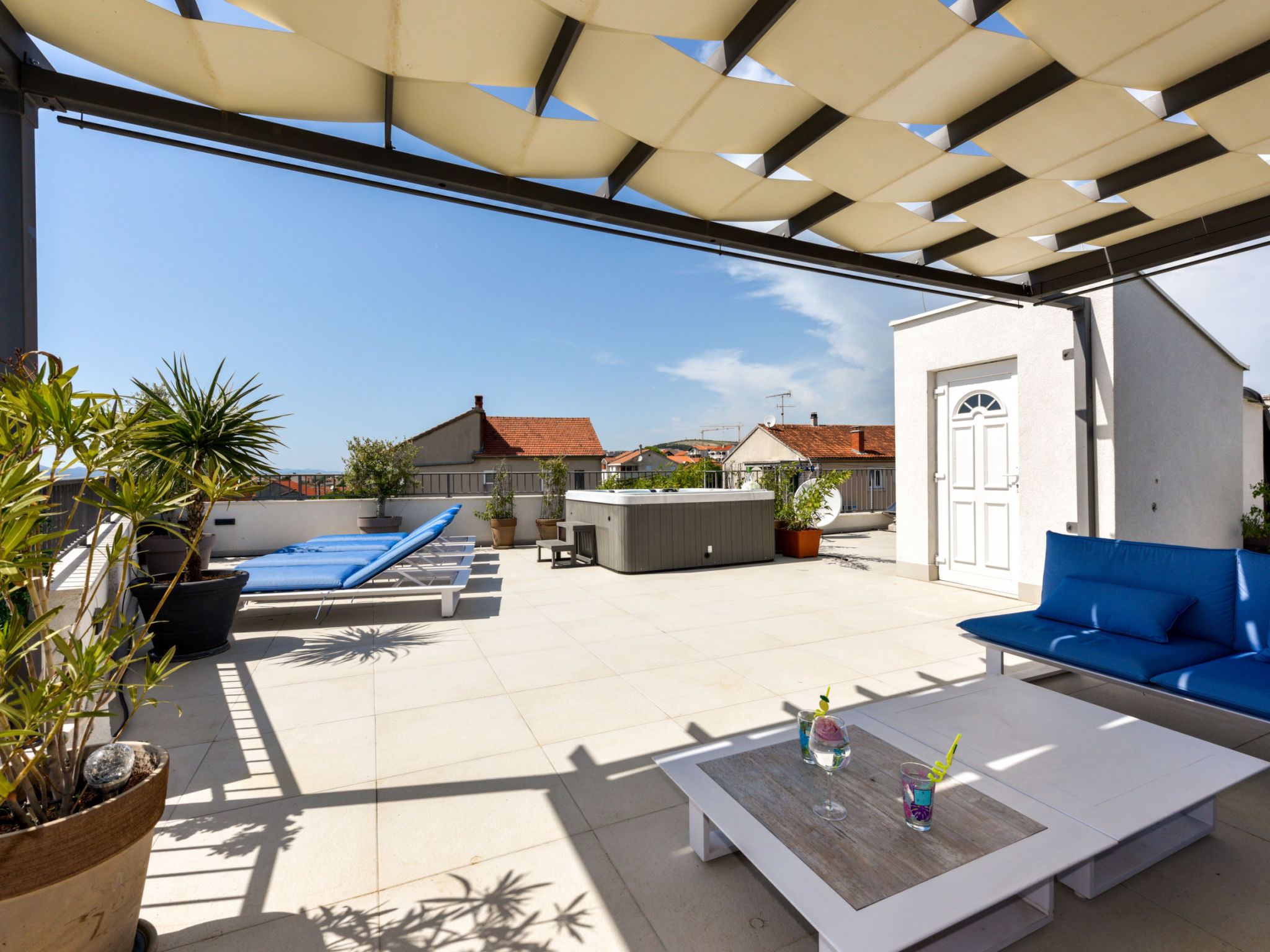 Villa Azzuro with jacuzzi and pool