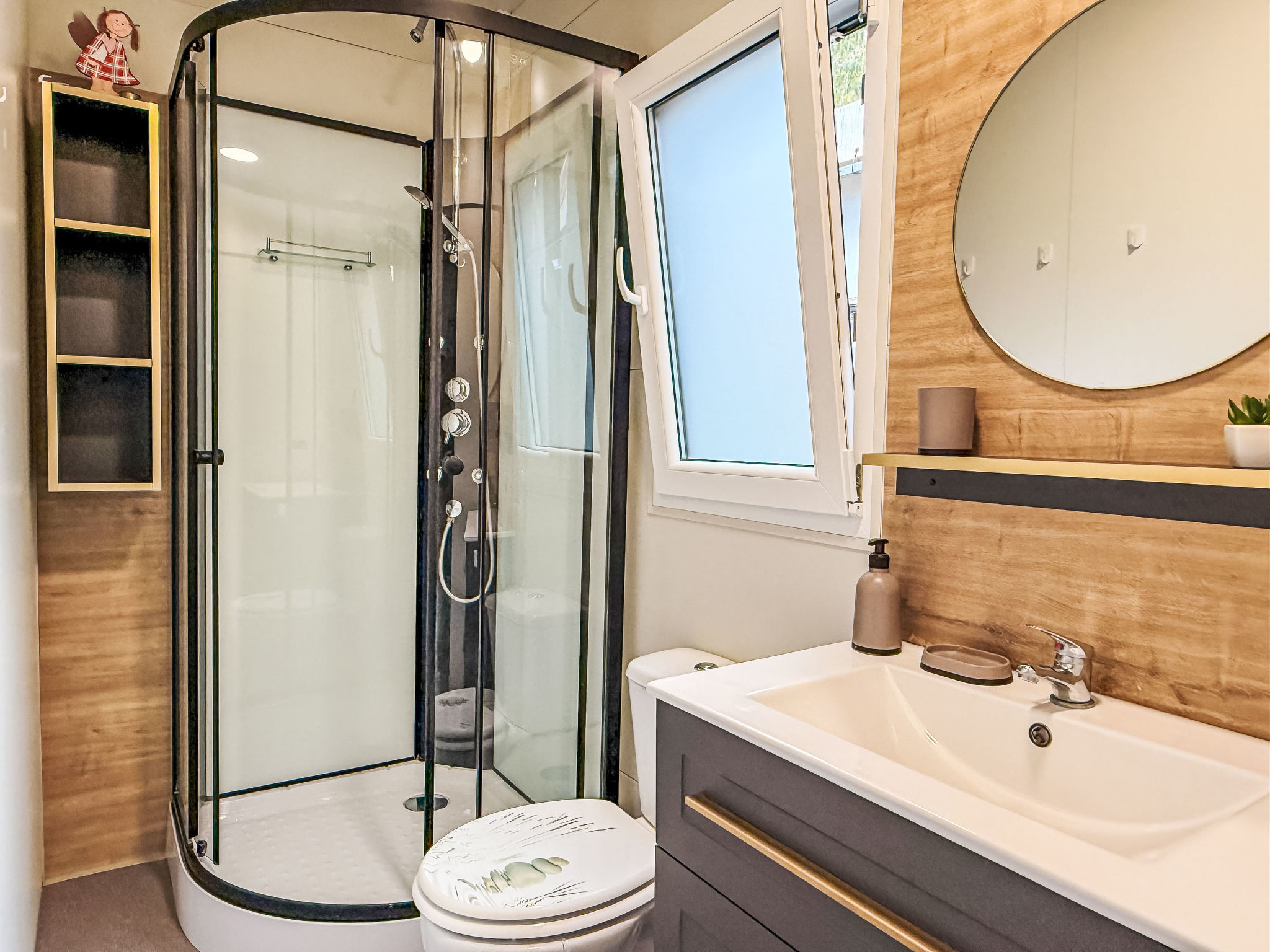 Hosekra Hišica-Binnen