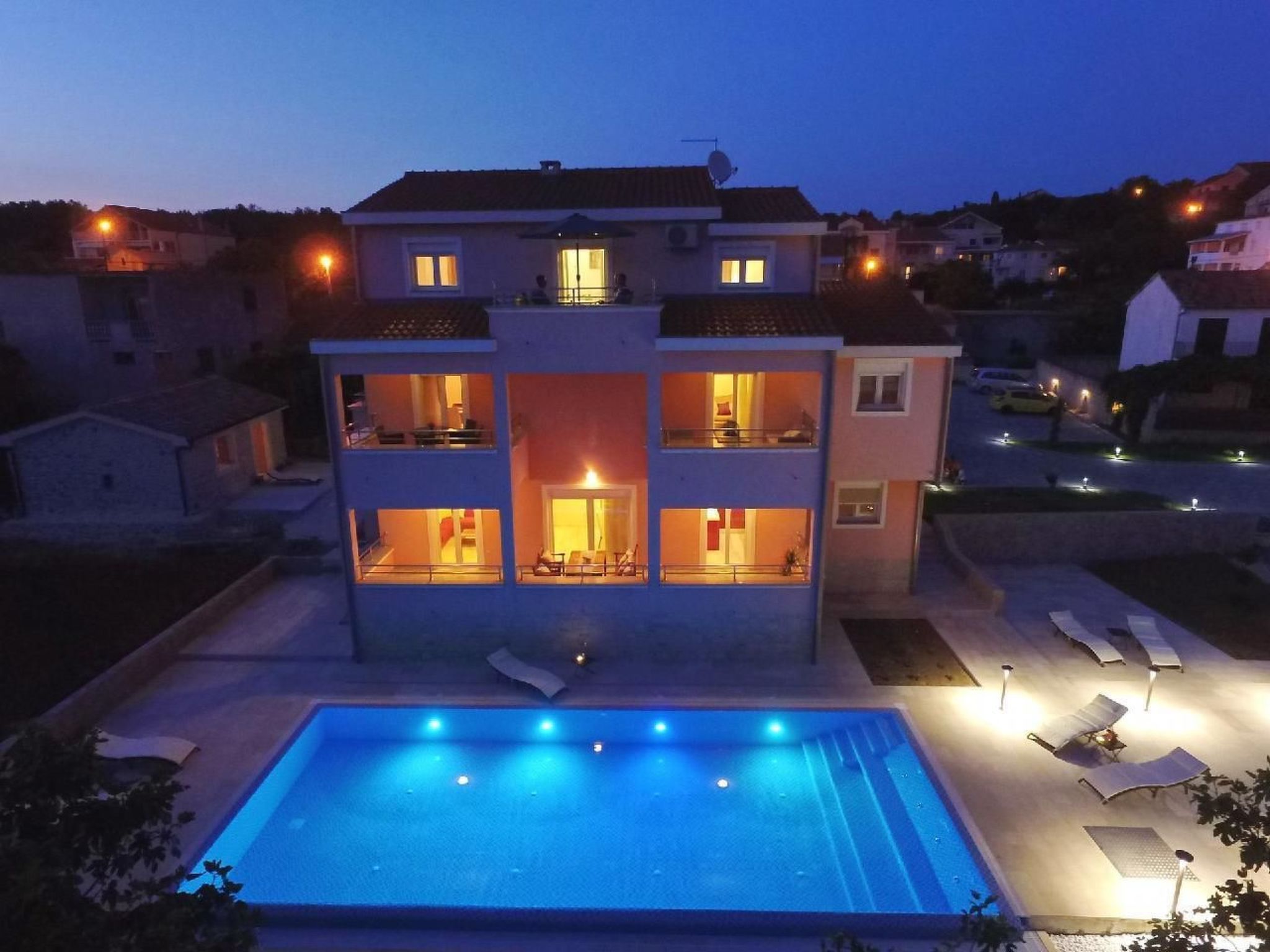 Gesamte Wohnung in Sveti Filip I Jakov mit Gemeinsamem Garten-Image-tags.info