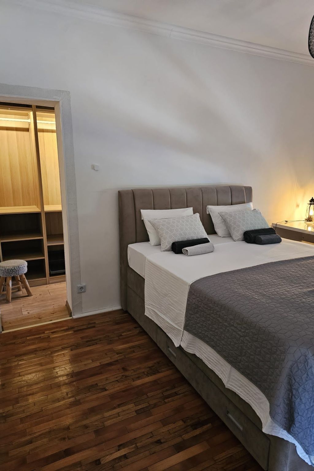 Mit Blick auf das Wasser-Inside