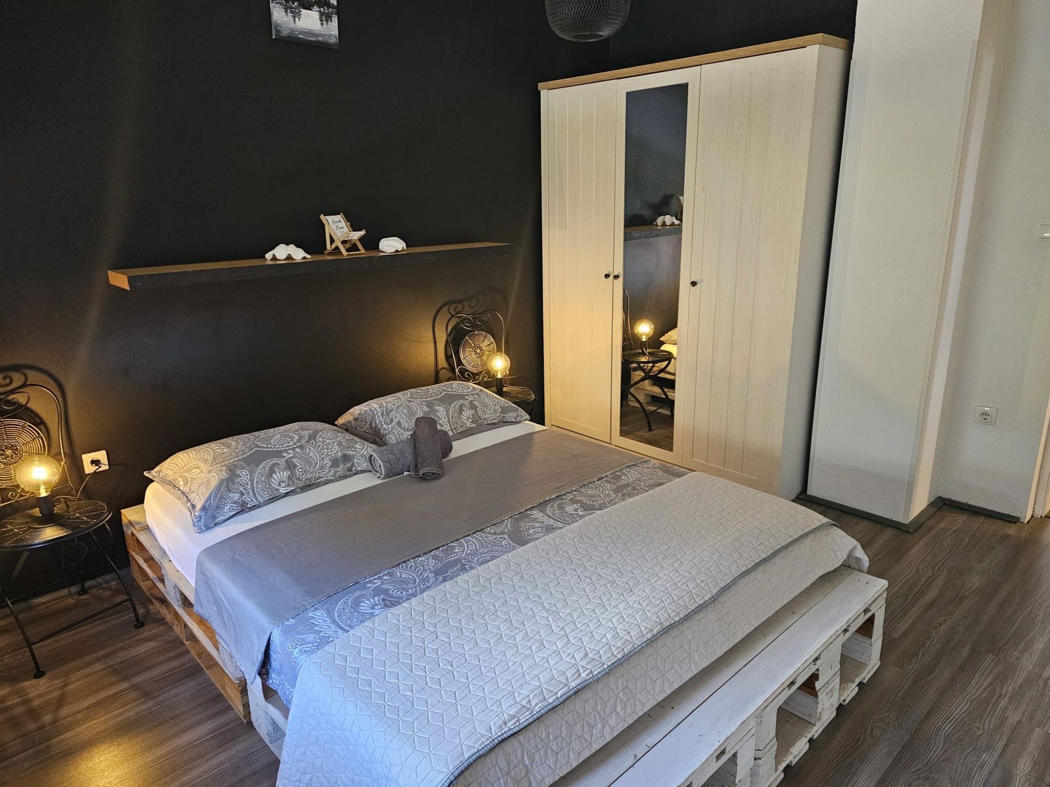 Mit Blick auf das Wasser-Inside