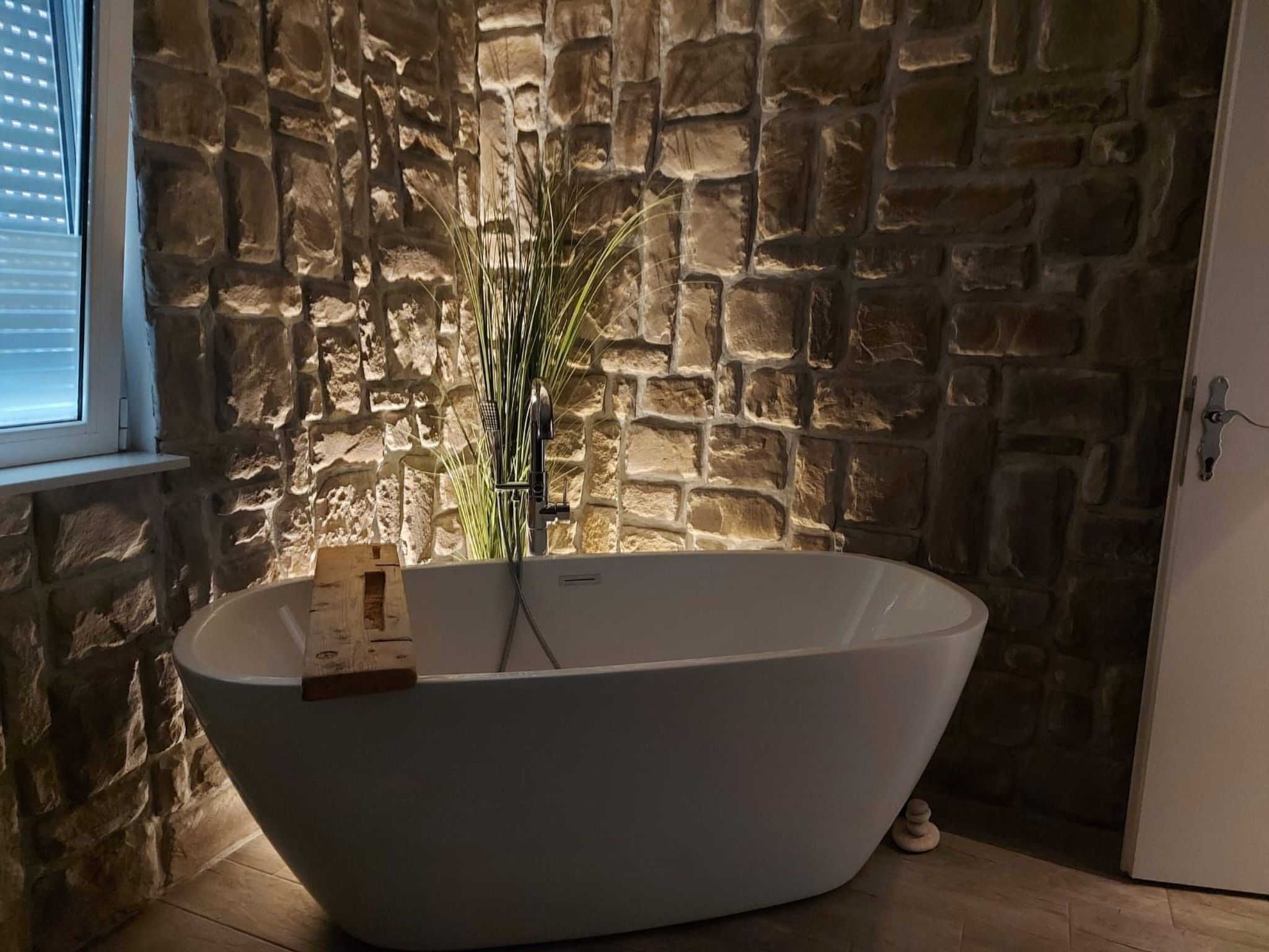 Mit Blick auf das Wasser-Inside