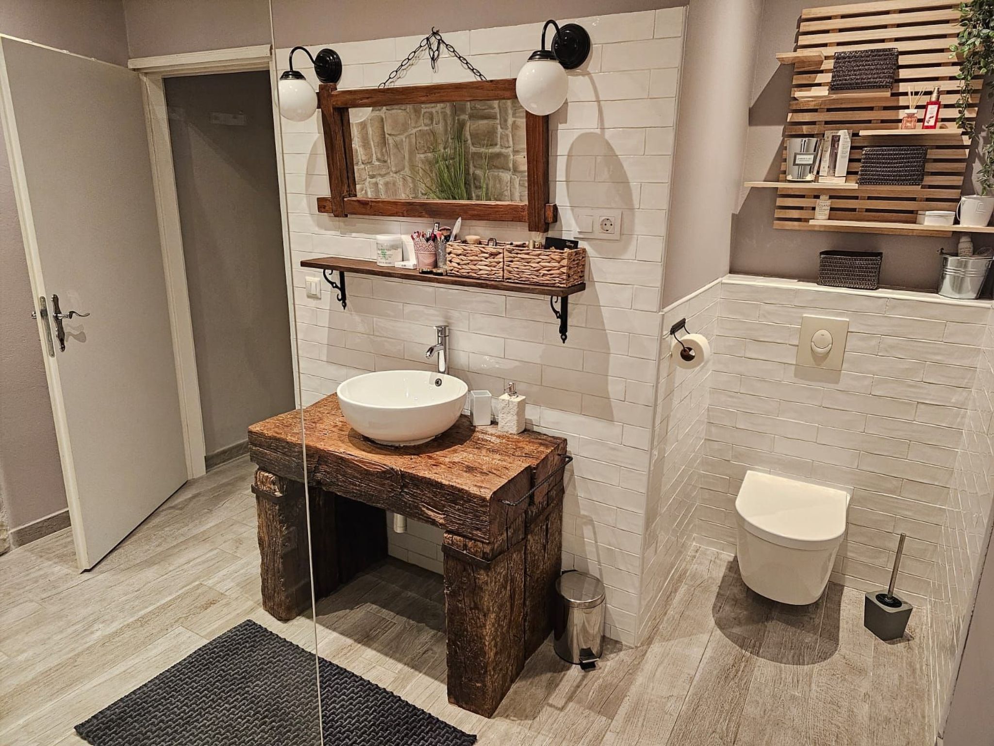 Mit Blick auf das Wasser-Inside