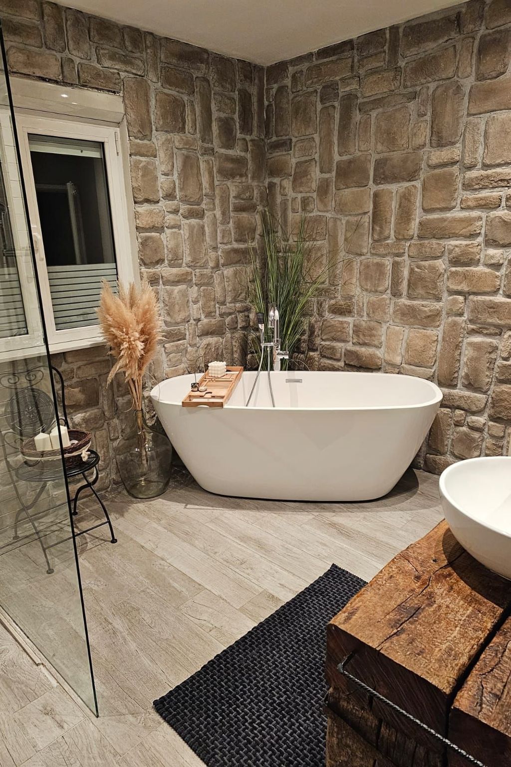 Mit Blick auf das Wasser-Inside