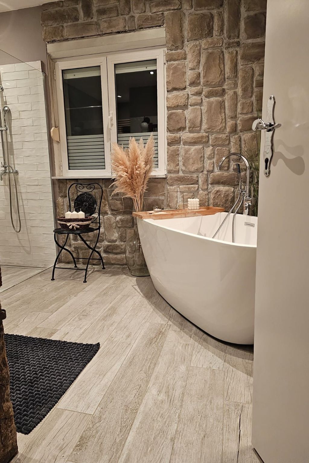 Mit Blick auf das Wasser-Inside