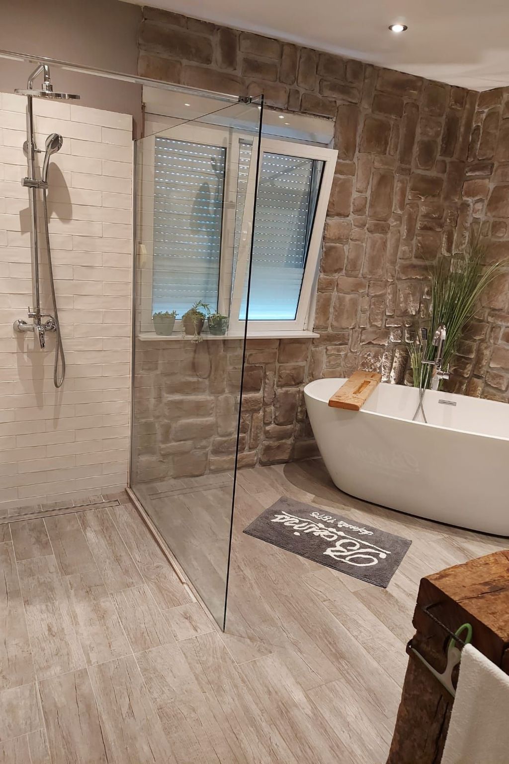 Mit Blick auf das Wasser-Inside