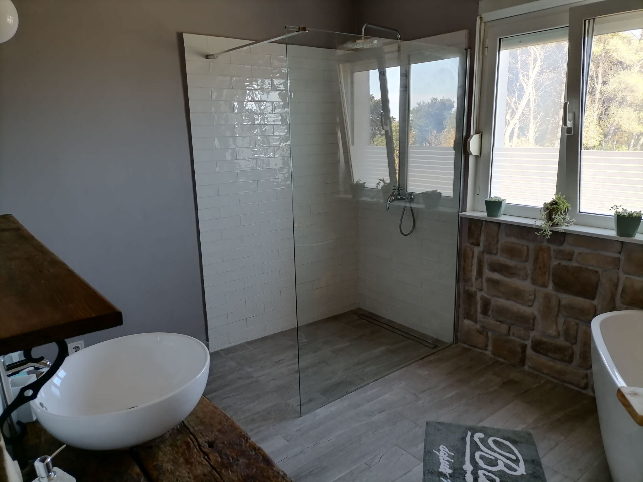 Mit Blick auf das Wasser-Inside