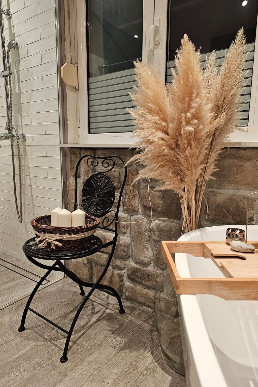 Mit Blick auf das Wasser-Inside