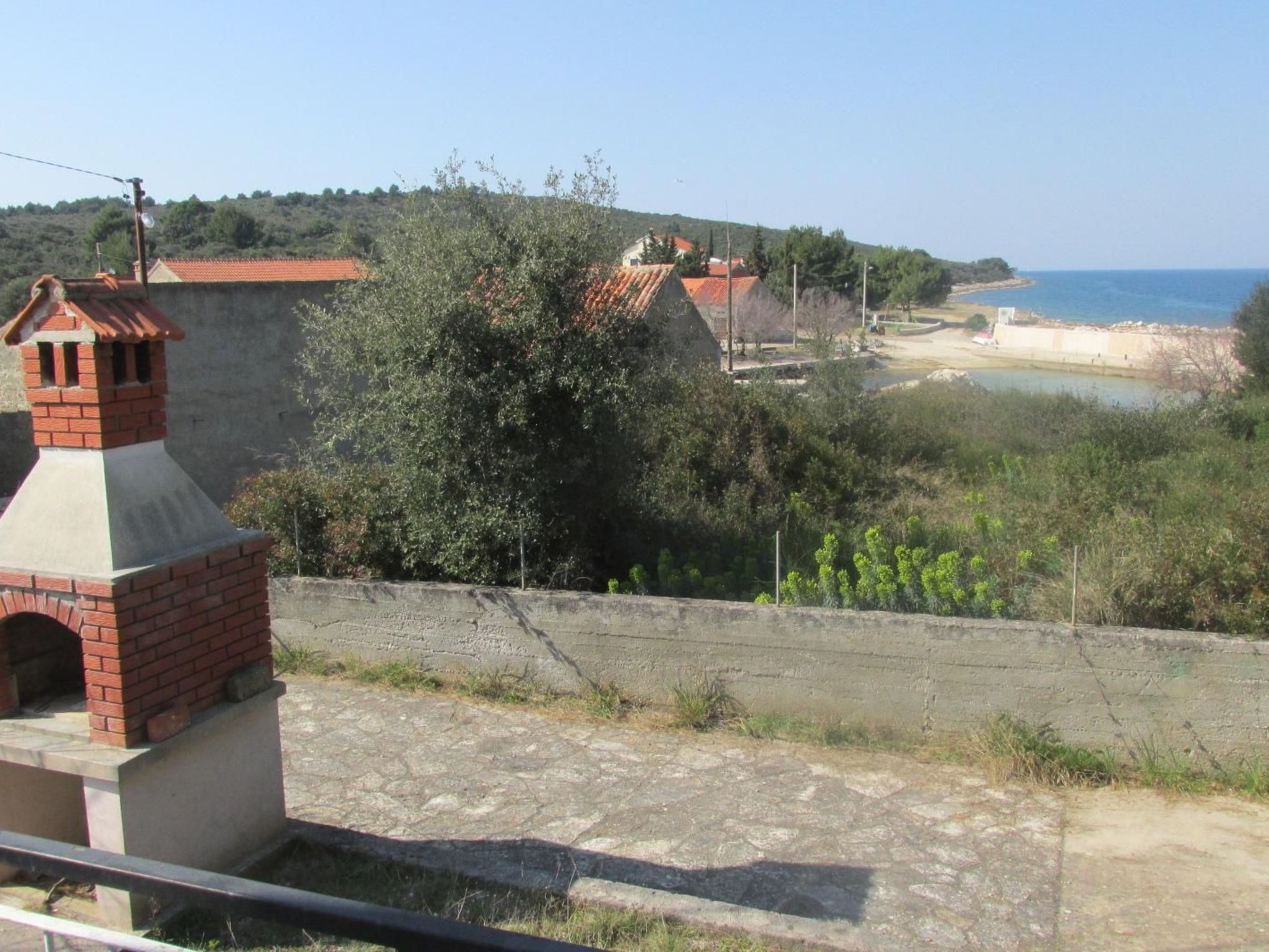 Haus in Ugljan mit Terrasse, Garten und Barbecue-Binnen