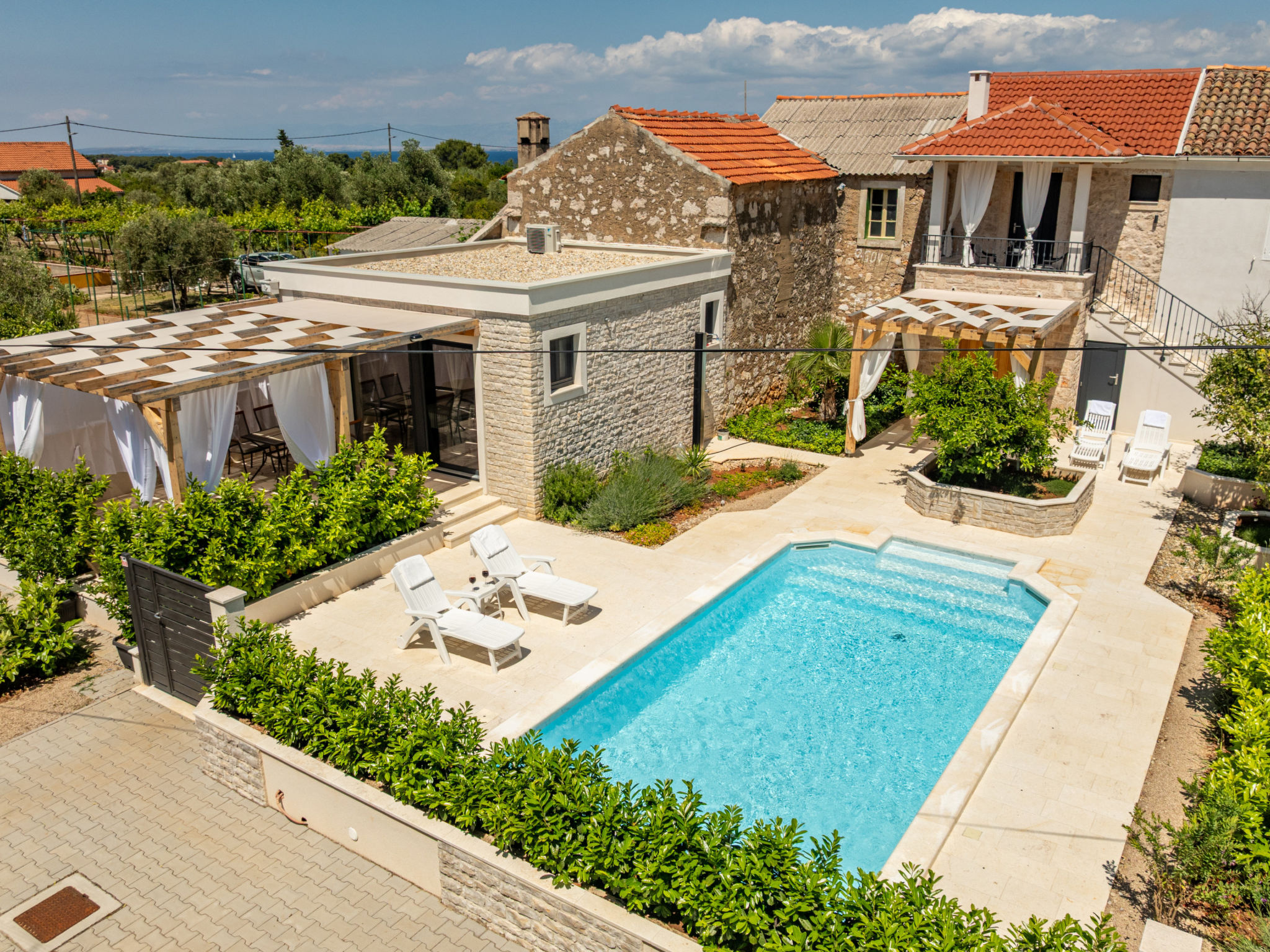 Studio Apartment Varos with shared pool