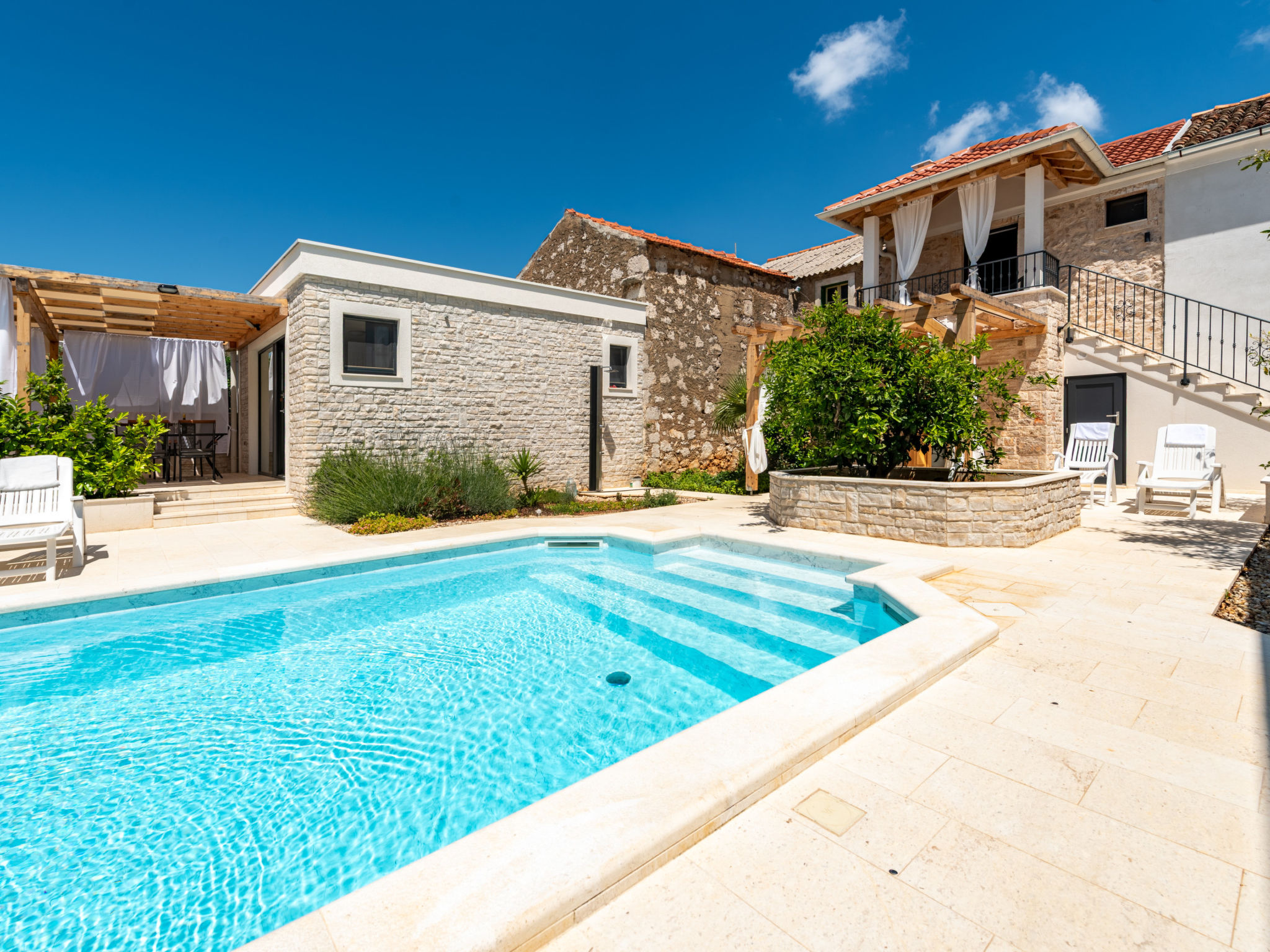 Studio Apartment Varos with shared pool
