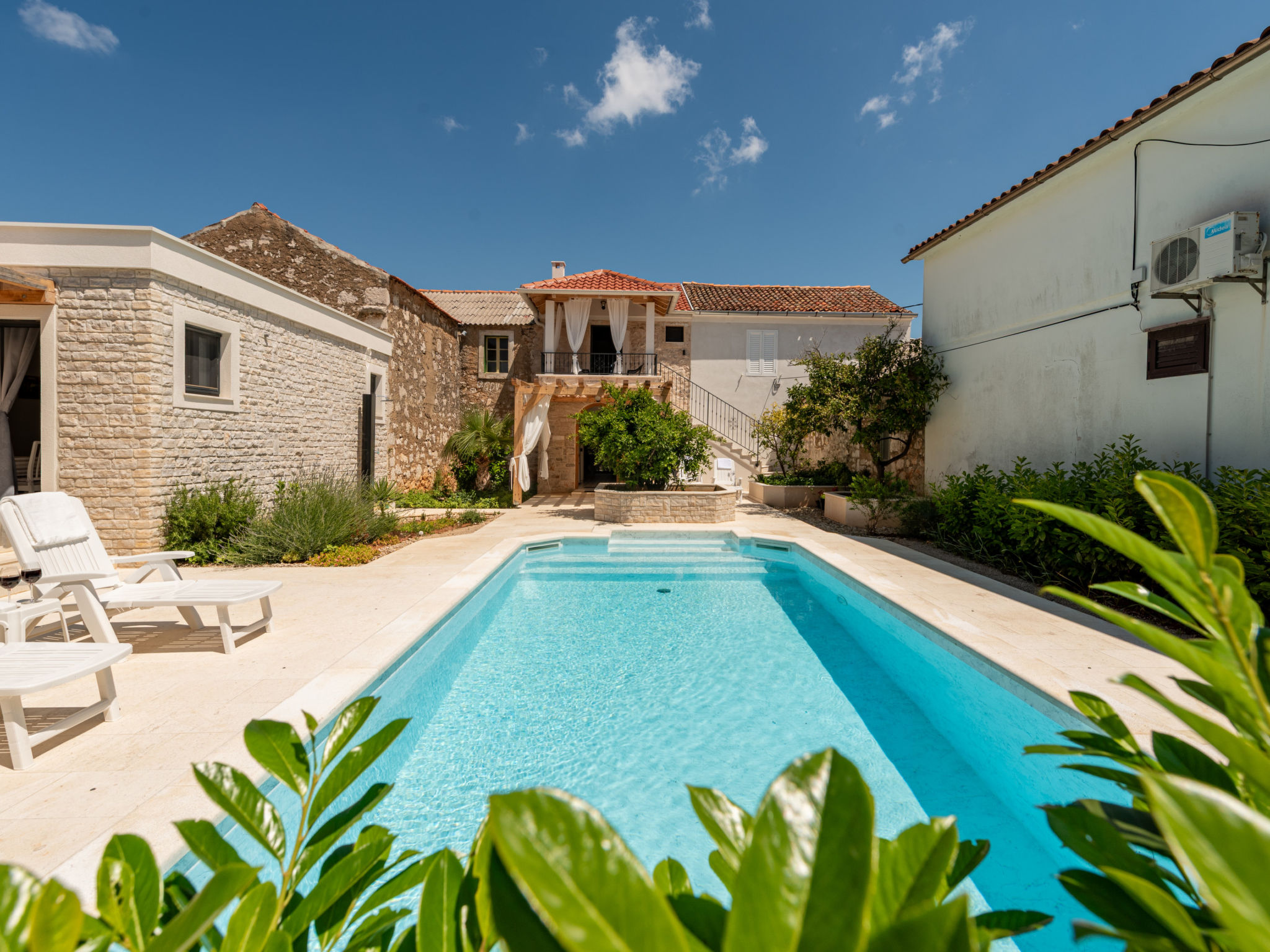 Studio Apartment Varos with shared pool