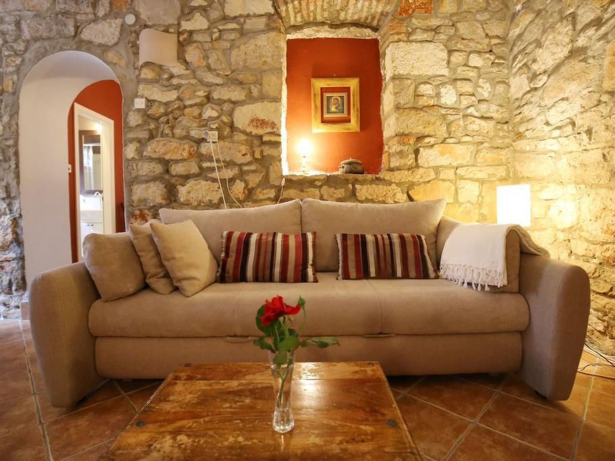 Steinhaus in Strandnähe mit Whirlpool-Binnen