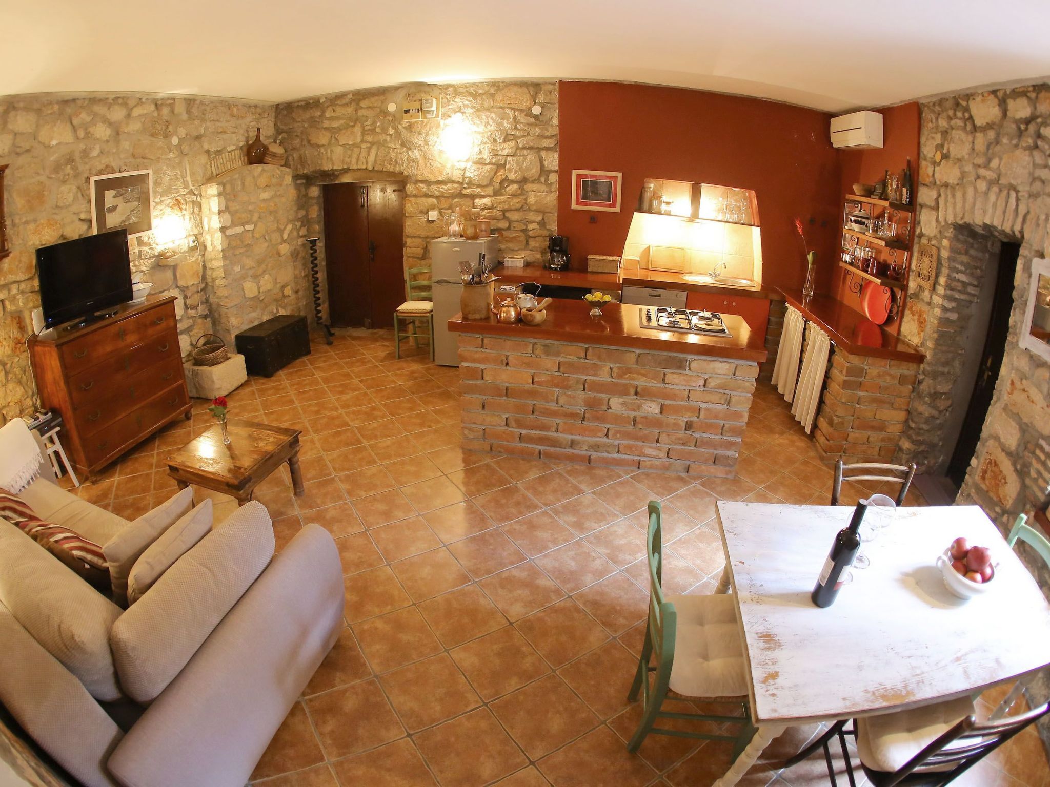 Steinhaus in Strandnähe mit Whirlpool-Binnen