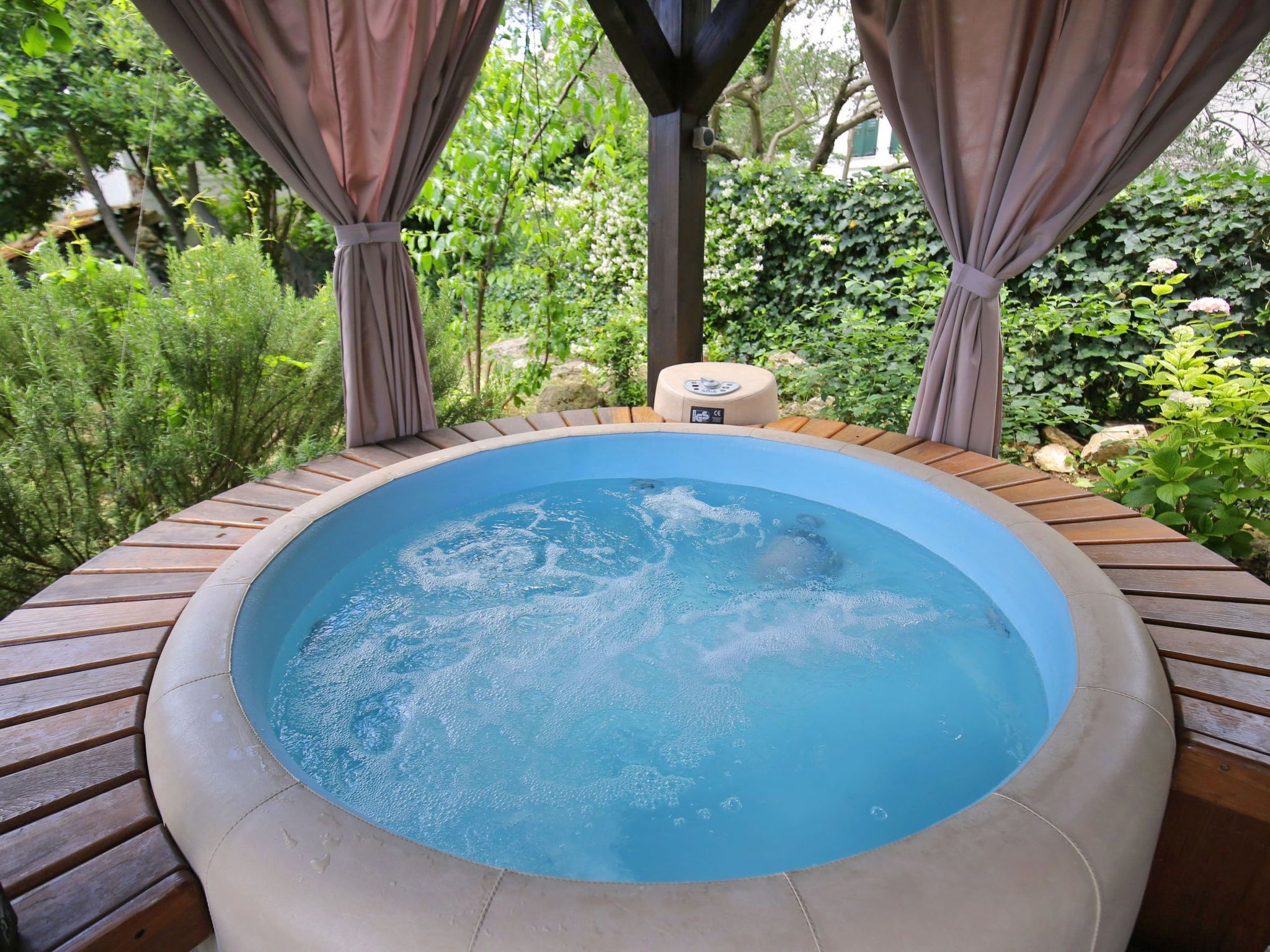 Steinhaus in Strandnähe mit Whirlpool-Binnen