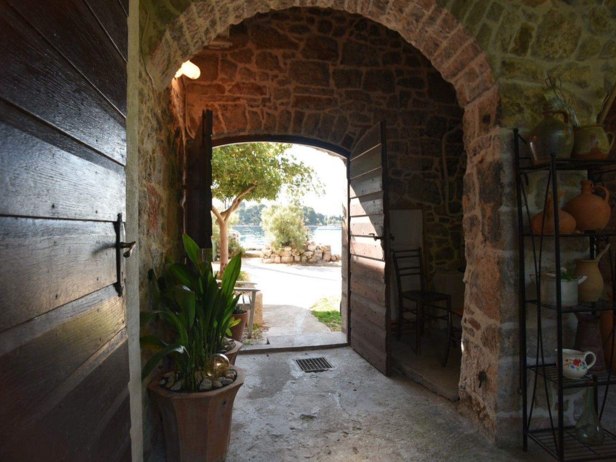 Steinhaus in Strandnähe mit Whirlpool-Binnen