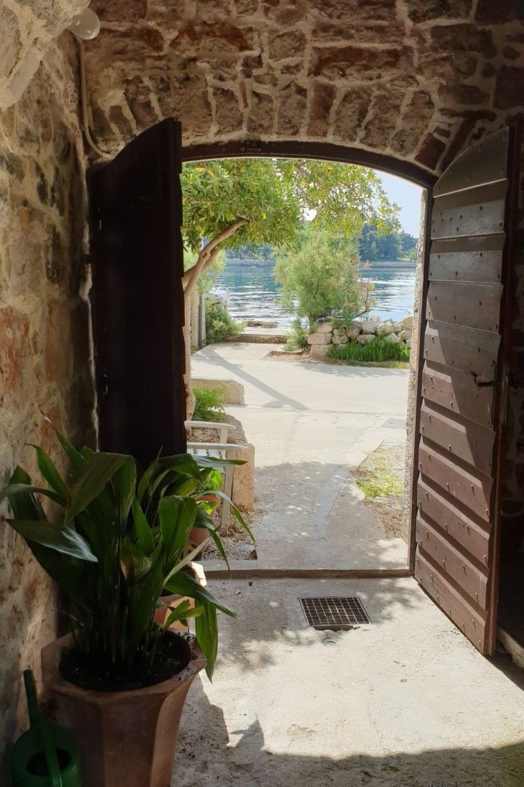 Steinhaus in Strandnähe mit Whirlpool-Binnen