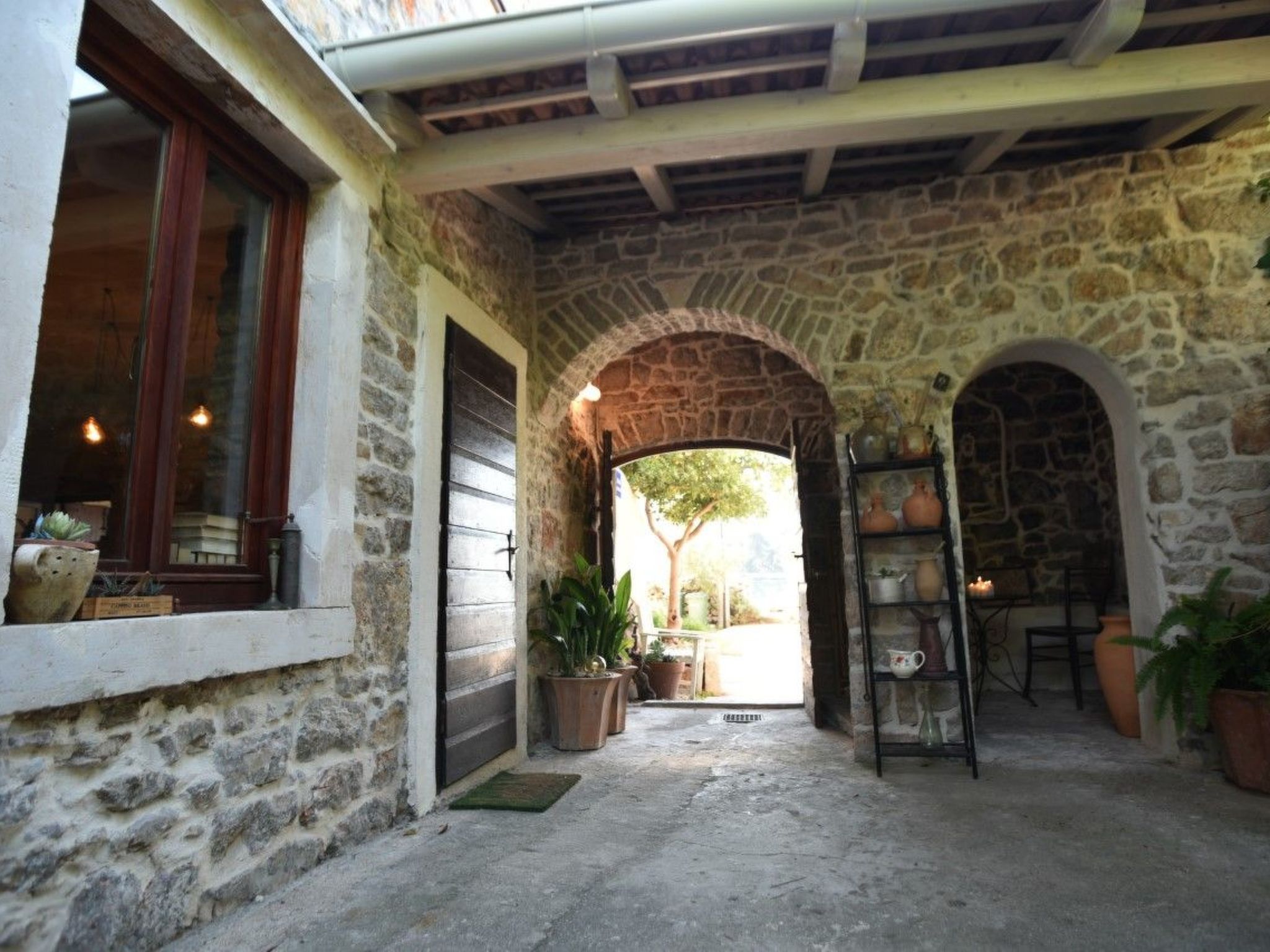 Steinhaus in Strandnähe mit Whirlpool-Binnen