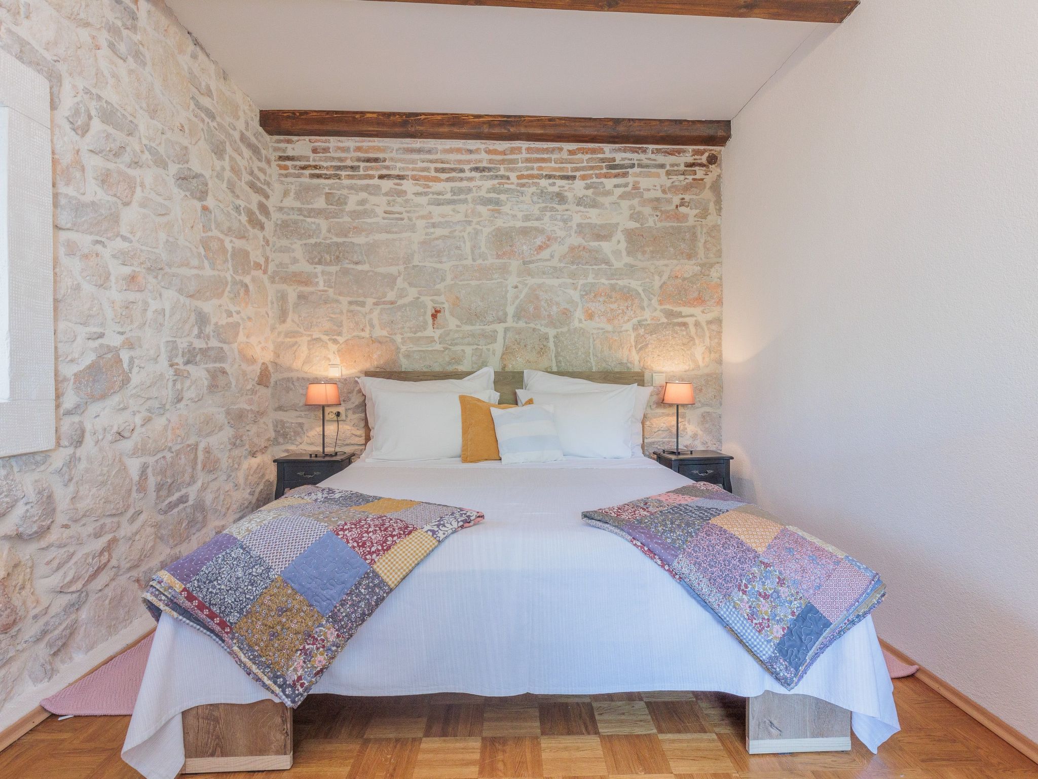 Traditionelles Steinhaus am Meer in Preko-Binnen