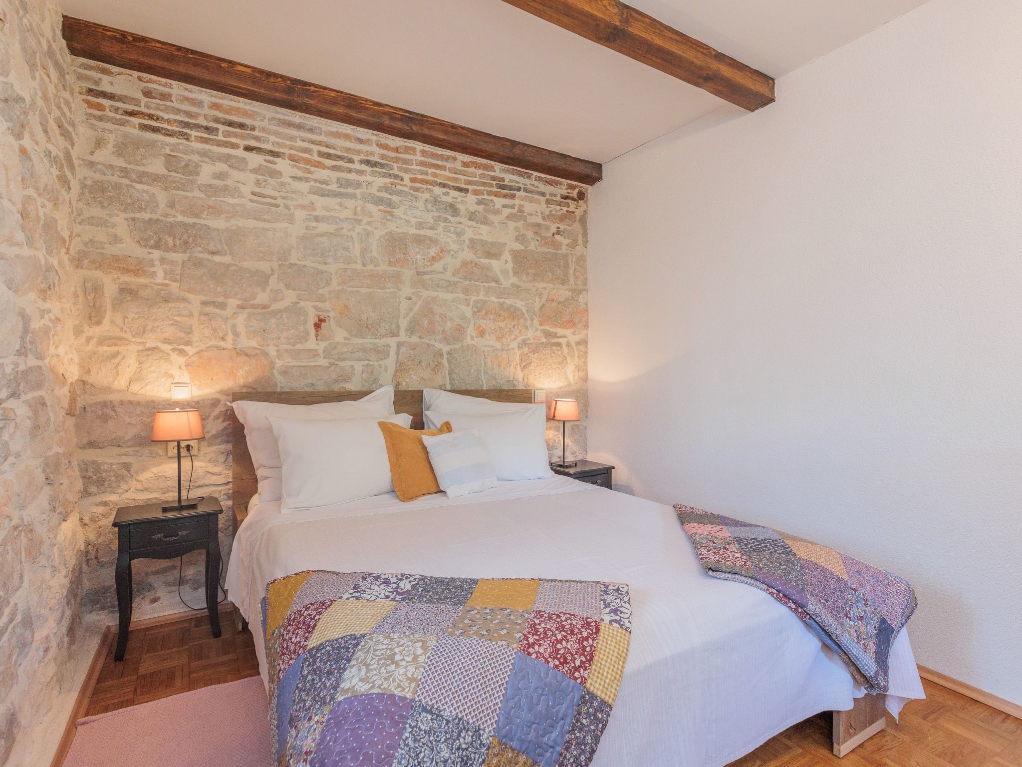 Traditionelles Steinhaus am Meer in Preko-Binnen