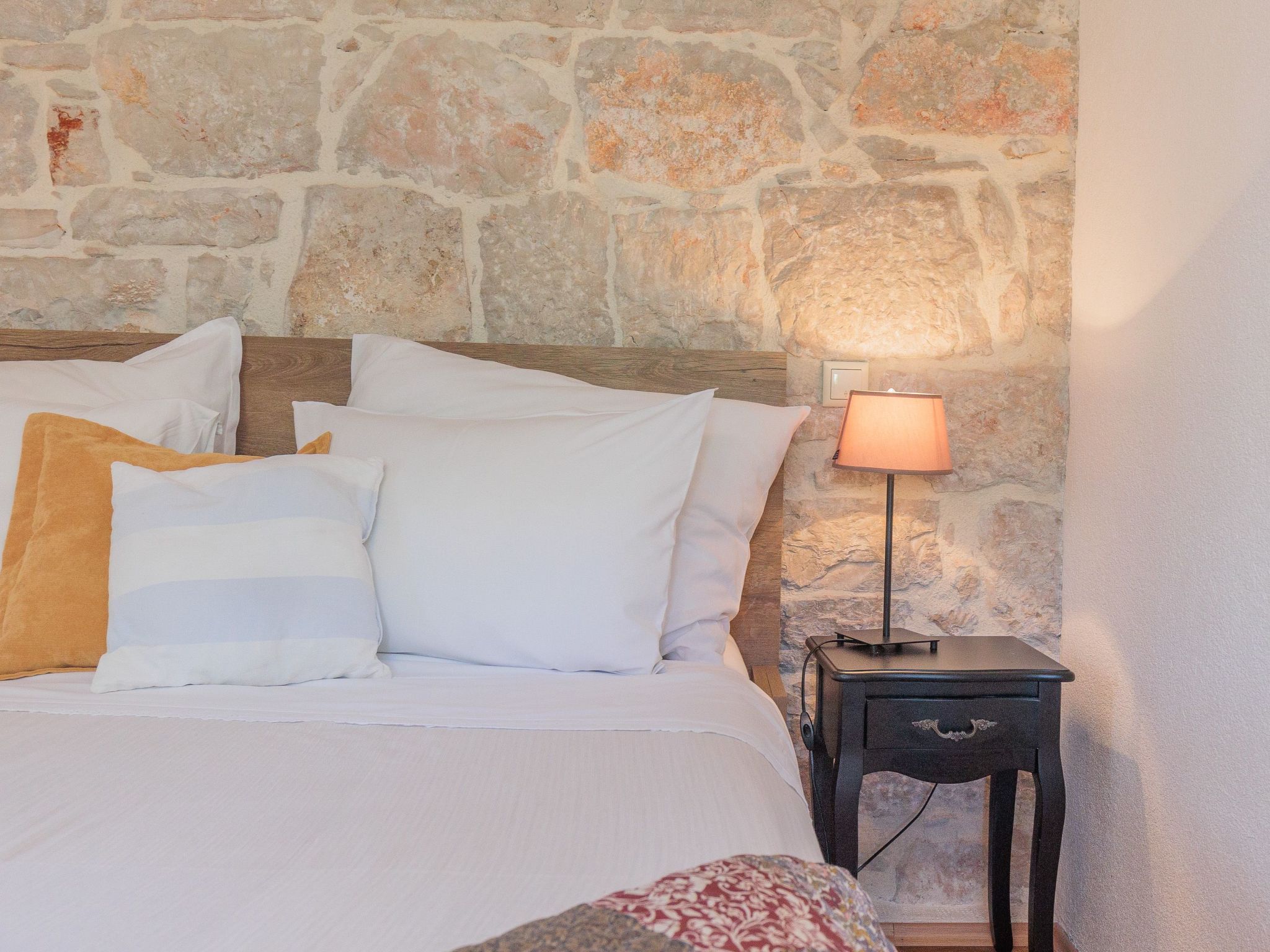 Traditionelles Steinhaus am Meer in Preko-Binnen