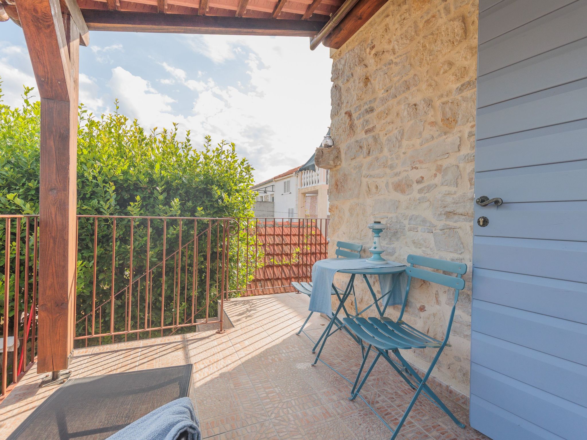 Traditionelles Steinhaus am Meer in Preko-Binnen