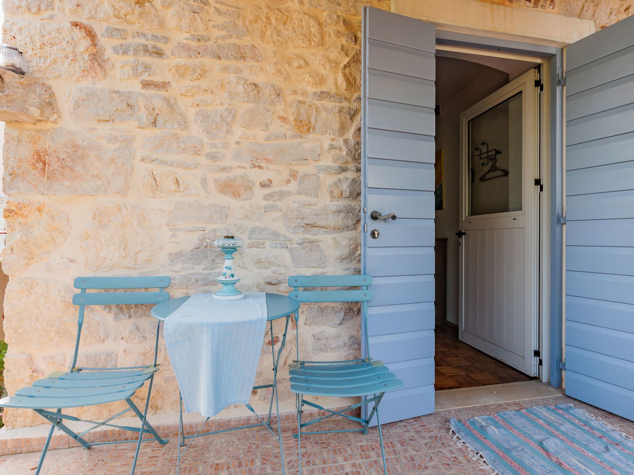 Traditionelles Steinhaus am Meer in Preko-Binnen