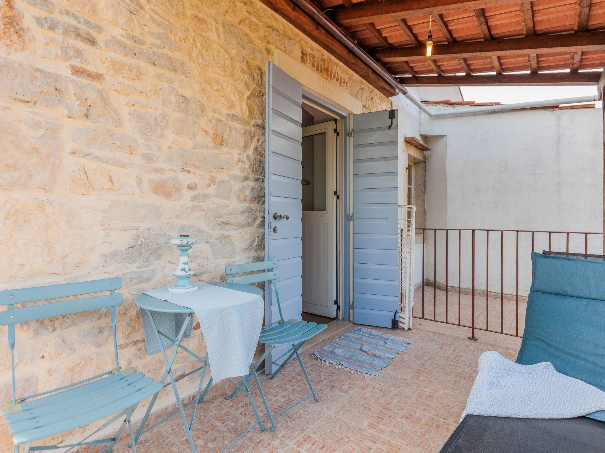 Traditionelles Steinhaus am Meer in Preko-Binnen