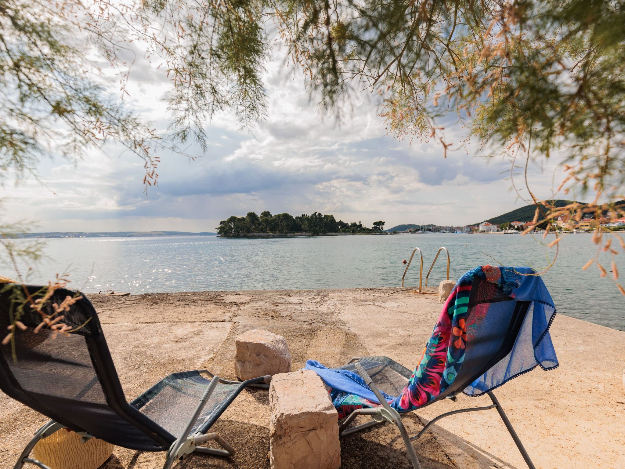Traditionelles Steinhaus am Meer in Preko-Binnen