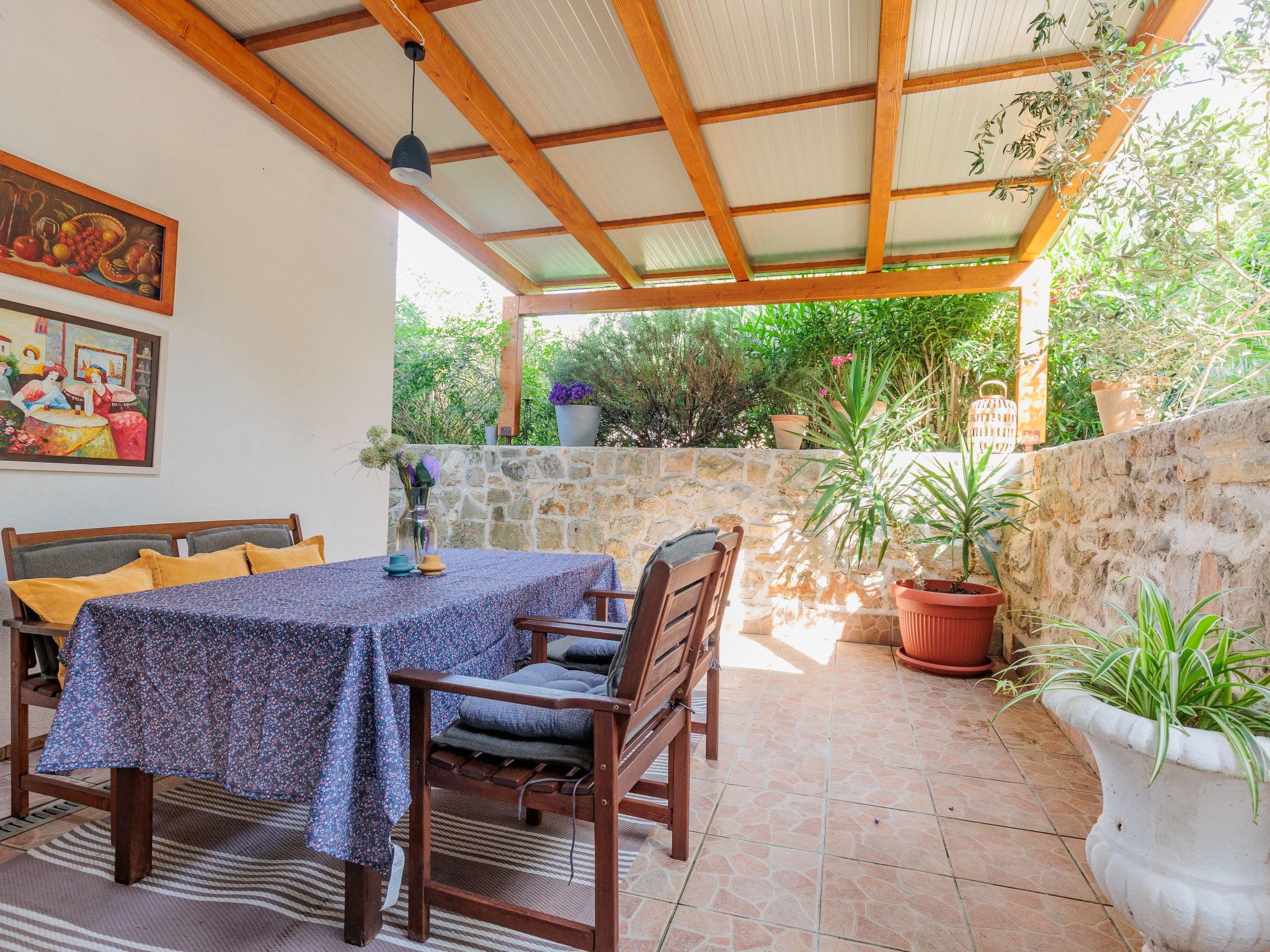 Traditionelles Steinhaus am Meer in Preko-Binnen