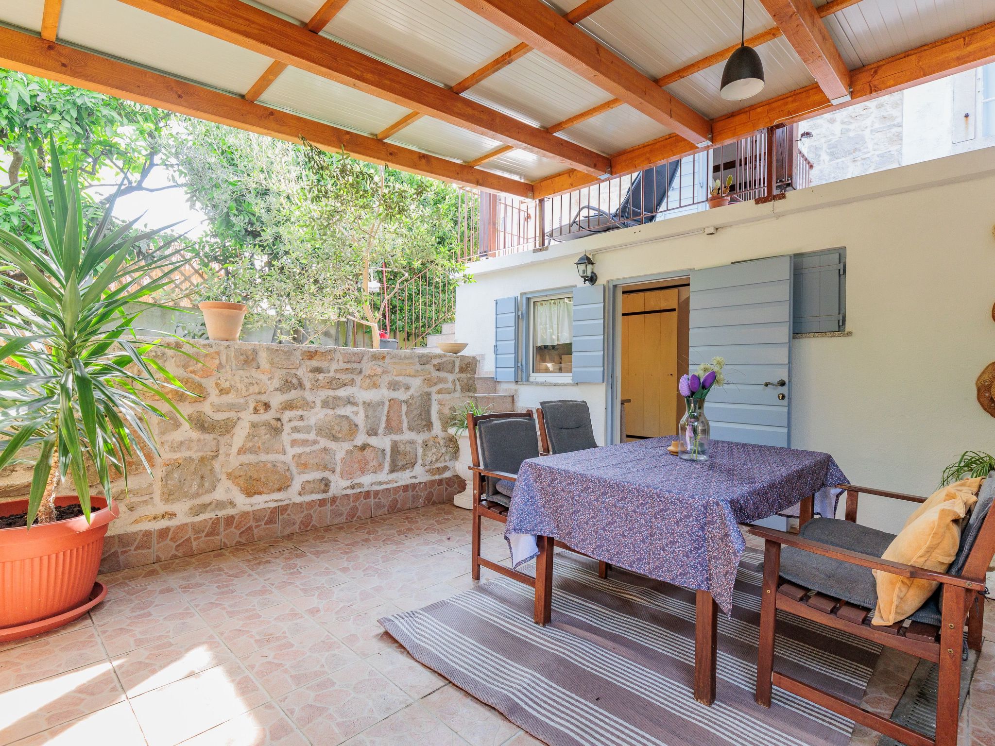 Traditionelles Steinhaus am Meer in Preko-Binnen