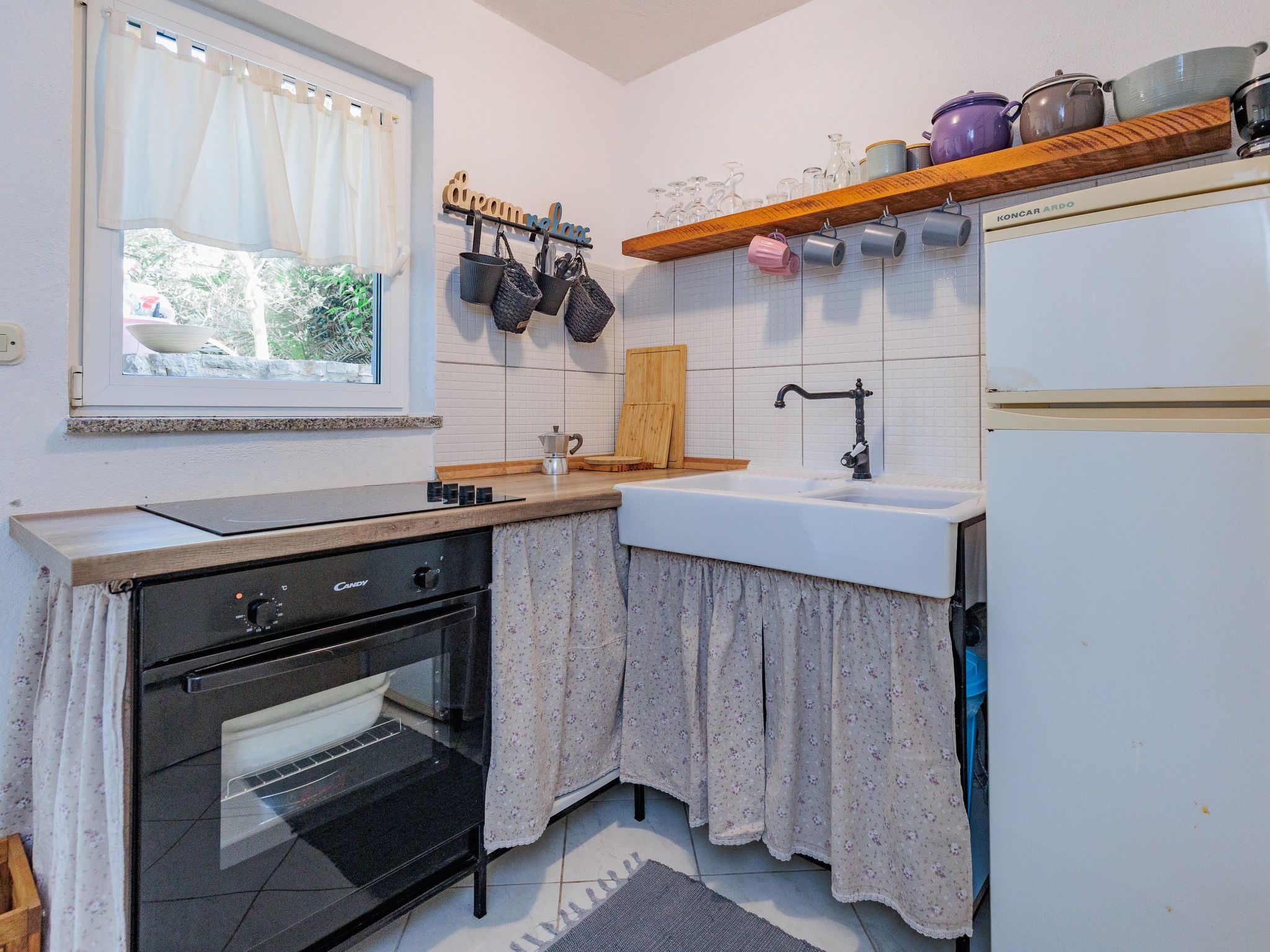 Traditionelles Steinhaus am Meer in Preko-Binnen