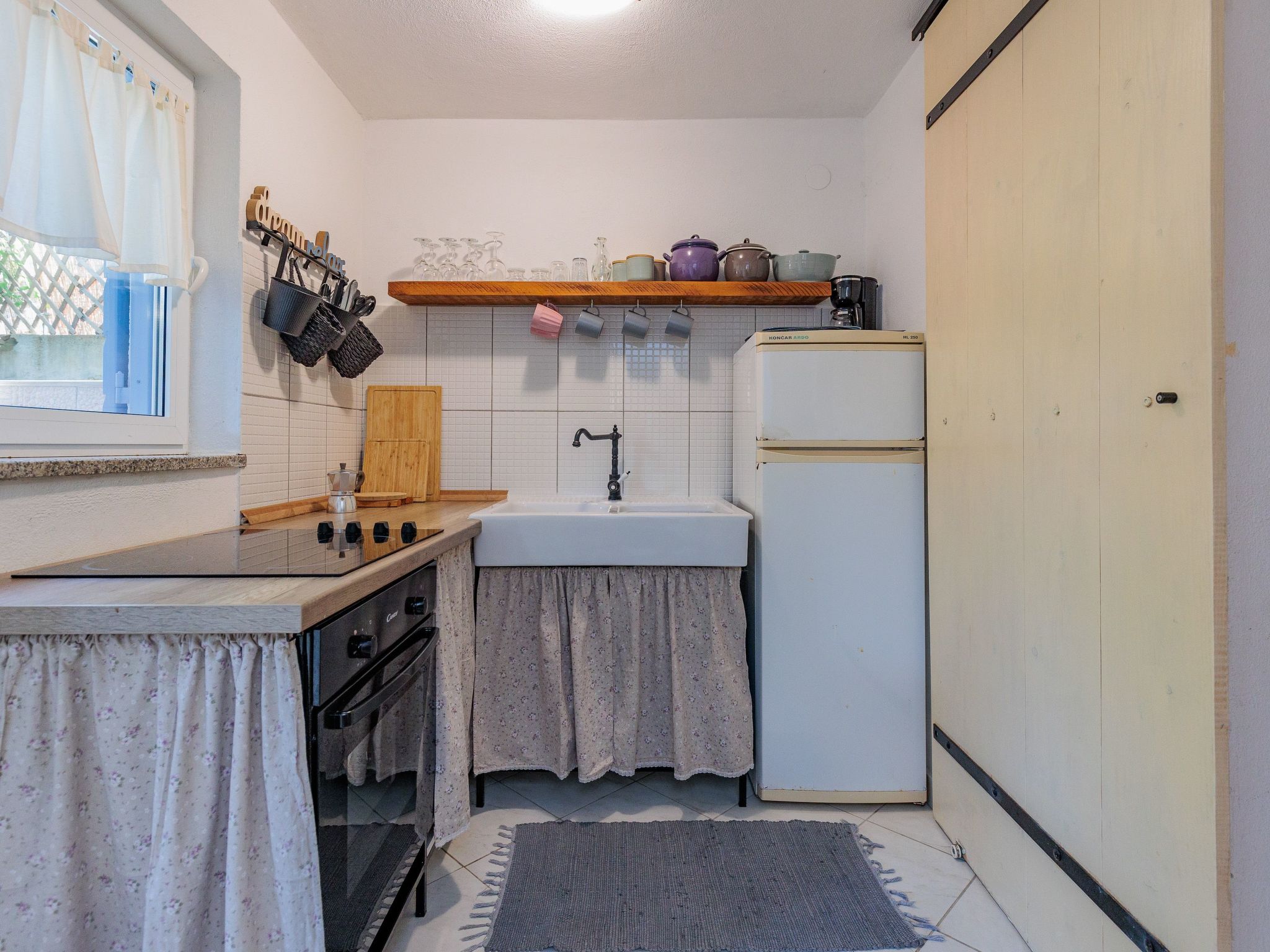 Traditionelles Steinhaus am Meer in Preko-Binnen