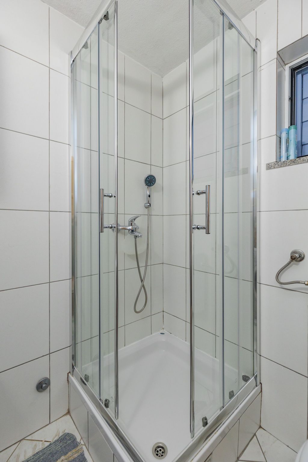 Traditionelles Steinhaus am Meer in Preko-Binnen