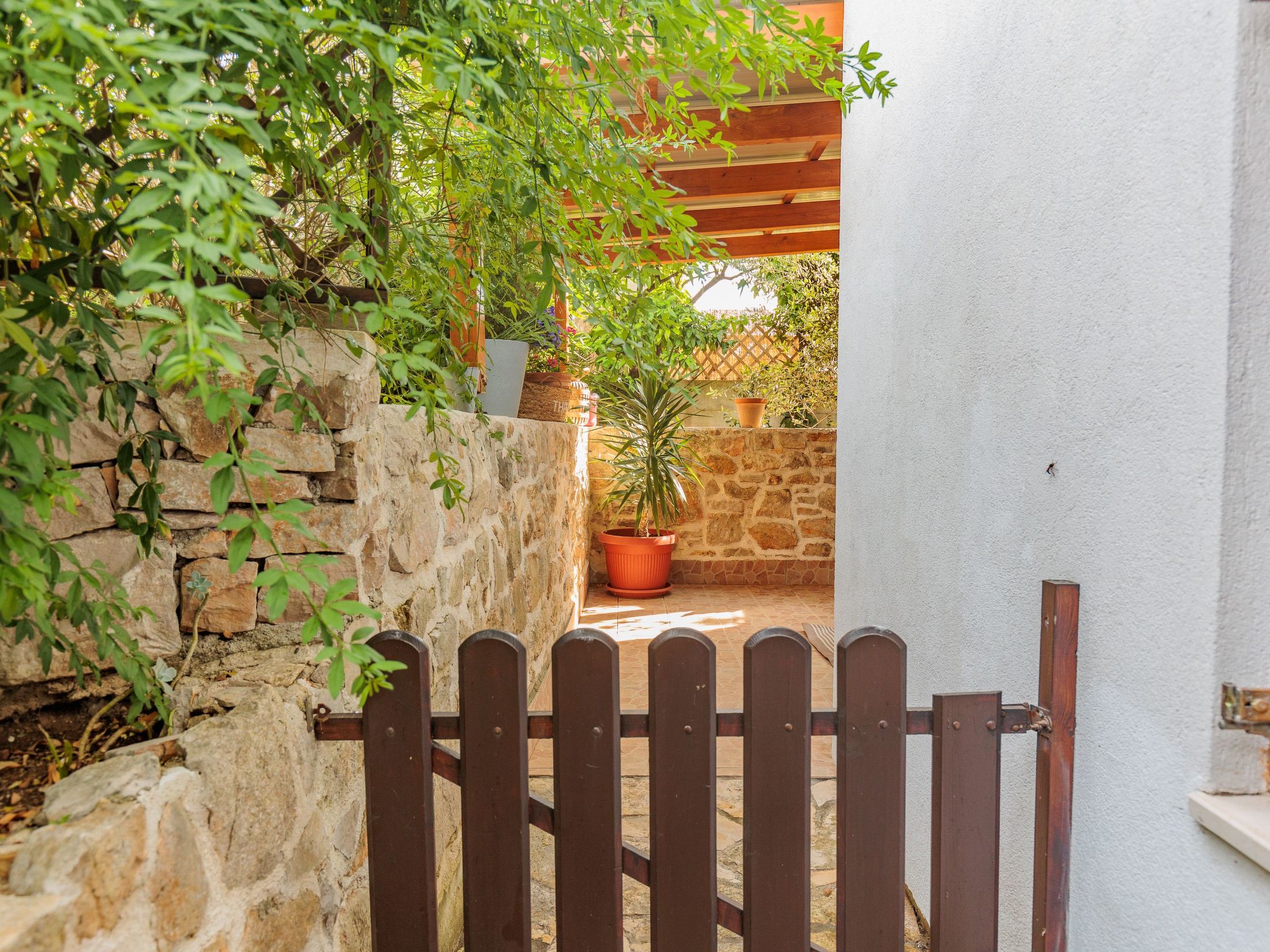Traditionelles Steinhaus am Meer in Preko-Binnen