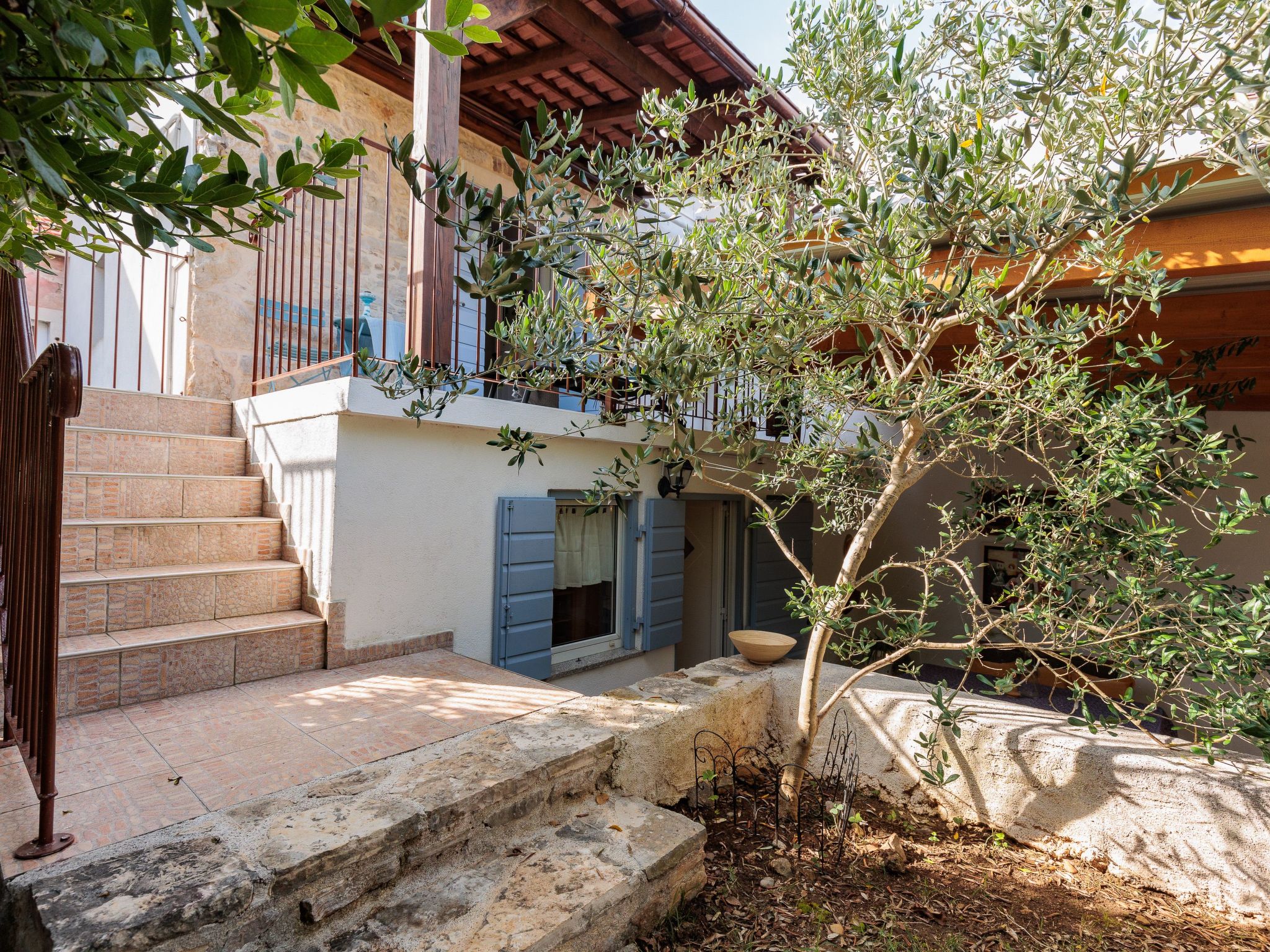 Traditionelles Steinhaus am Meer in Preko-Binnen