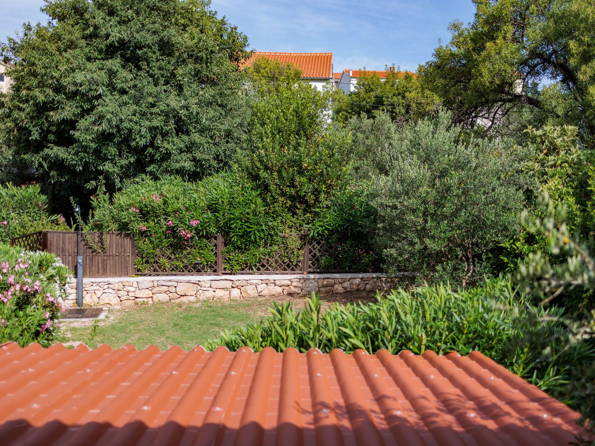 Traditionelles Steinhaus am Meer in Preko-Binnen