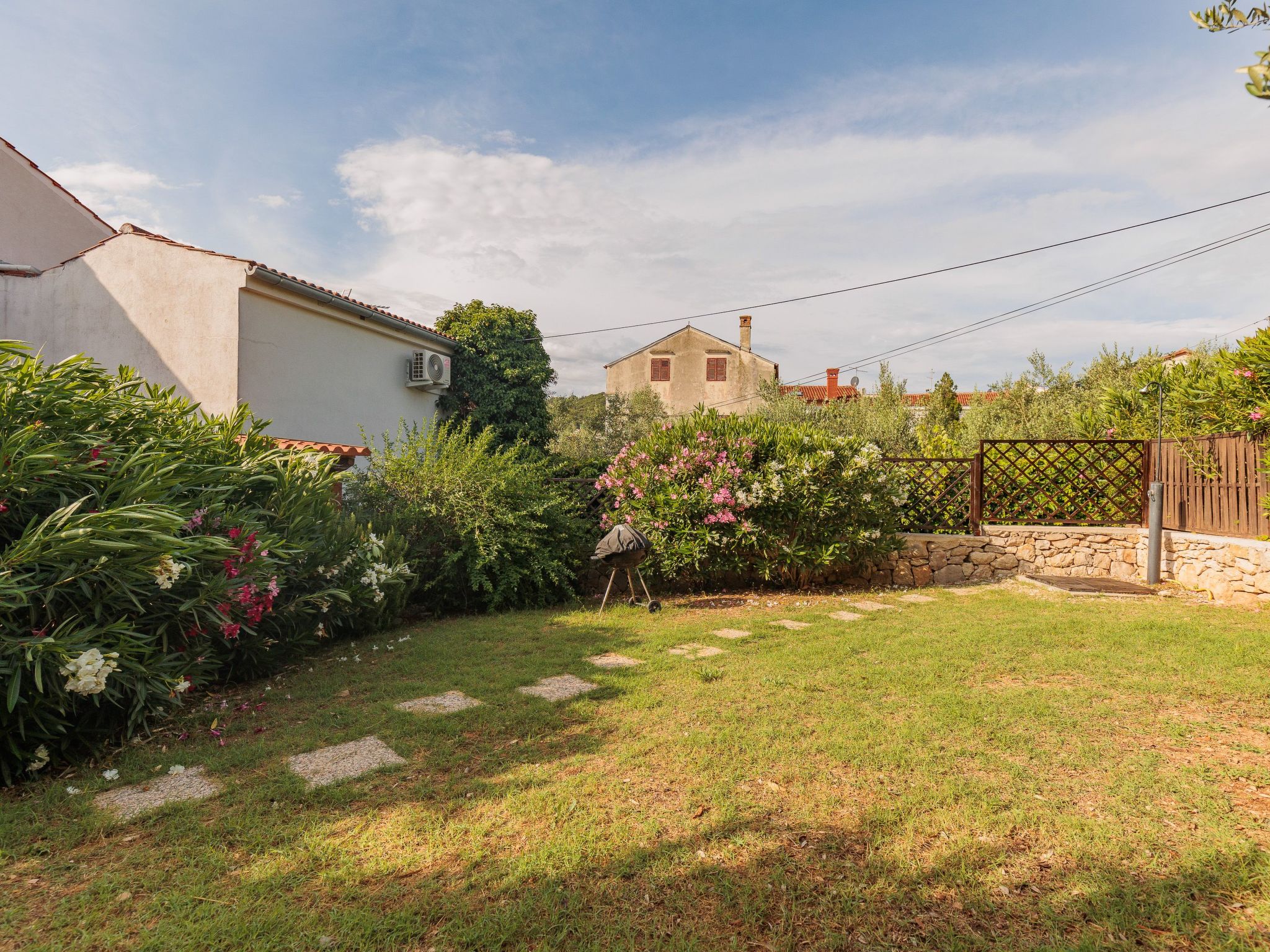 Traditionelles Steinhaus am Meer in Preko-Binnen