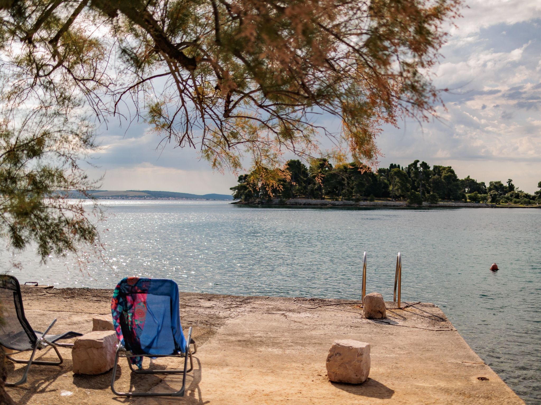 Traditionelles Steinhaus am Meer in Preko-Binnen