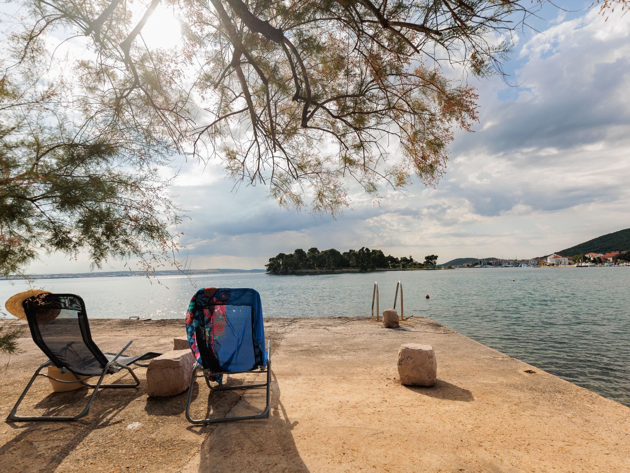 Traditionelles Steinhaus am Meer in Preko-Binnen